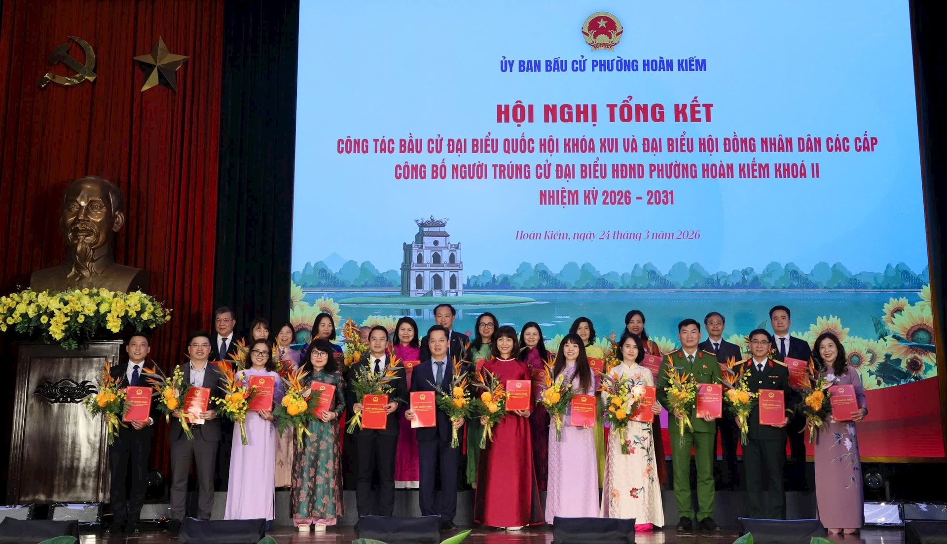 Trao giấy chứng nhận đại biểu HĐND phường Hoàn Kiếm khóa II- Ảnh 1.