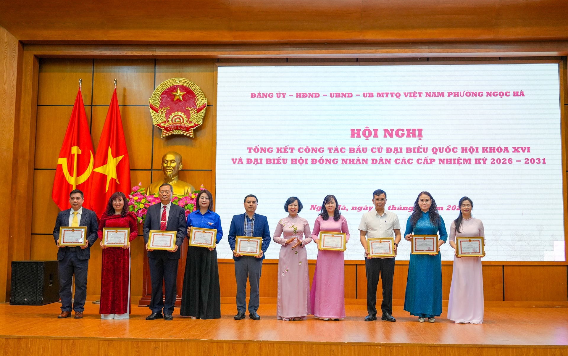 Phường Ngọc Hà: Khen thưởng tập thể, cá nhân xuất sắc trong công tác bầu cử- Ảnh 4.