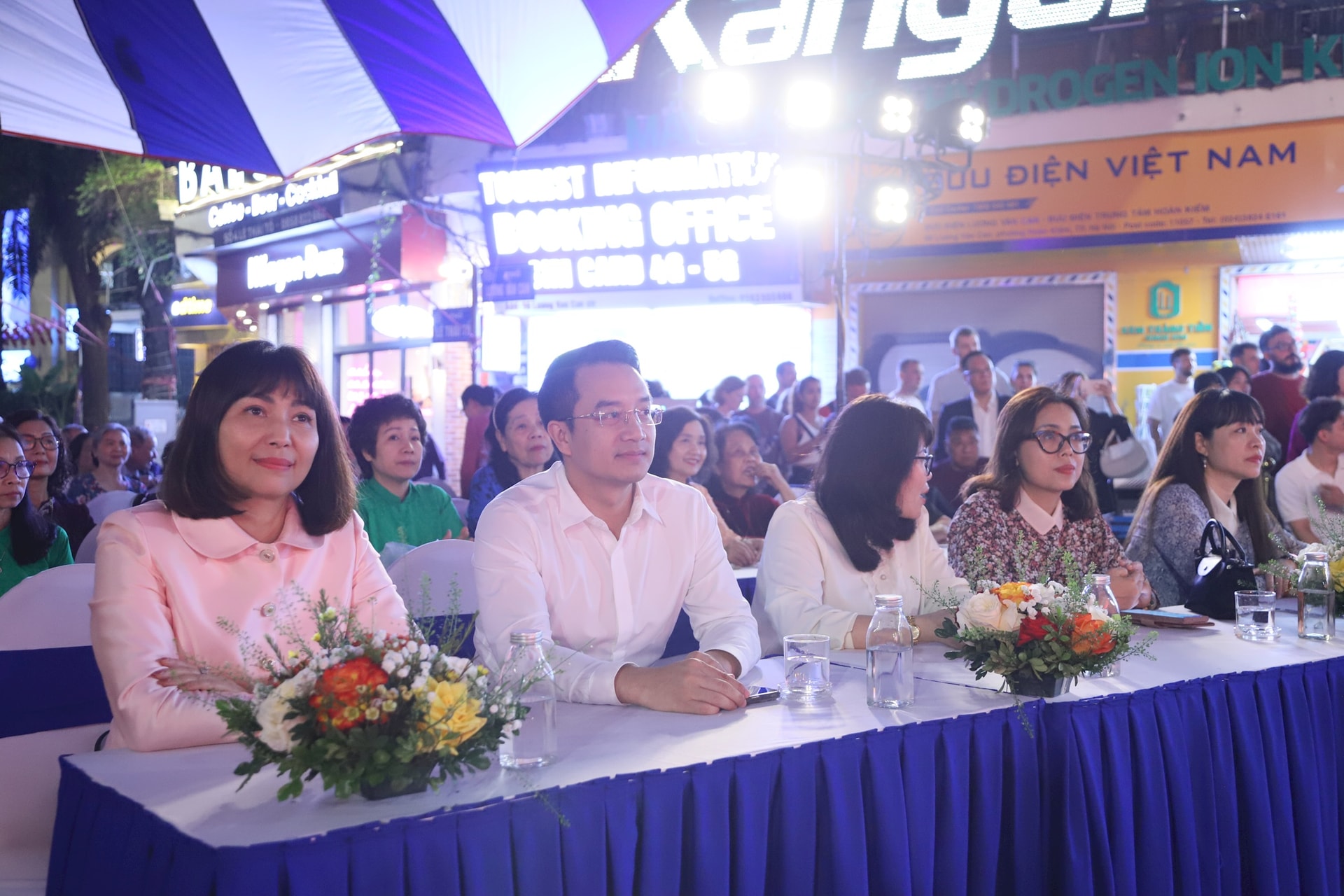 Phường Hoàn Kiếm: Sôi nổi chương trình văn nghệ chào mừng thành công bầu cử- Ảnh 1.