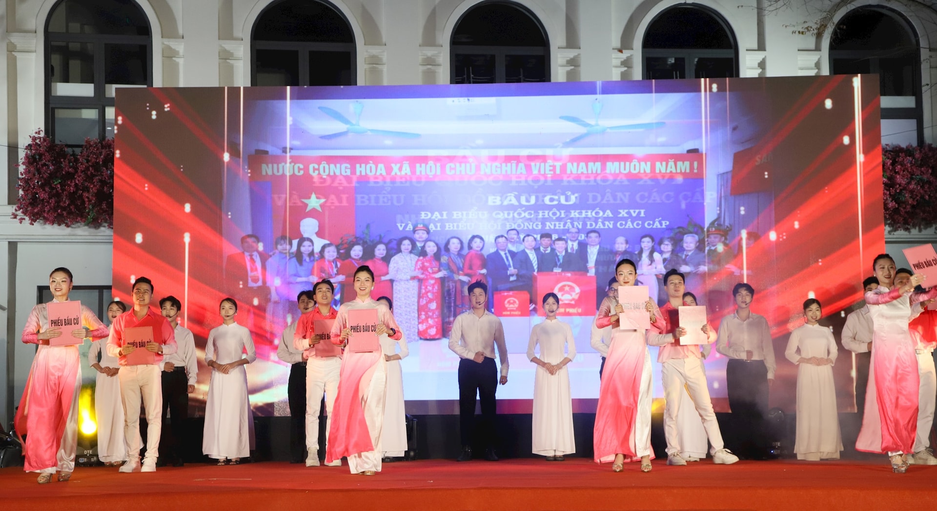 Phường Hoàn Kiếm: Sôi nổi chương trình văn nghệ chào mừng thành công bầu cử- Ảnh 3.