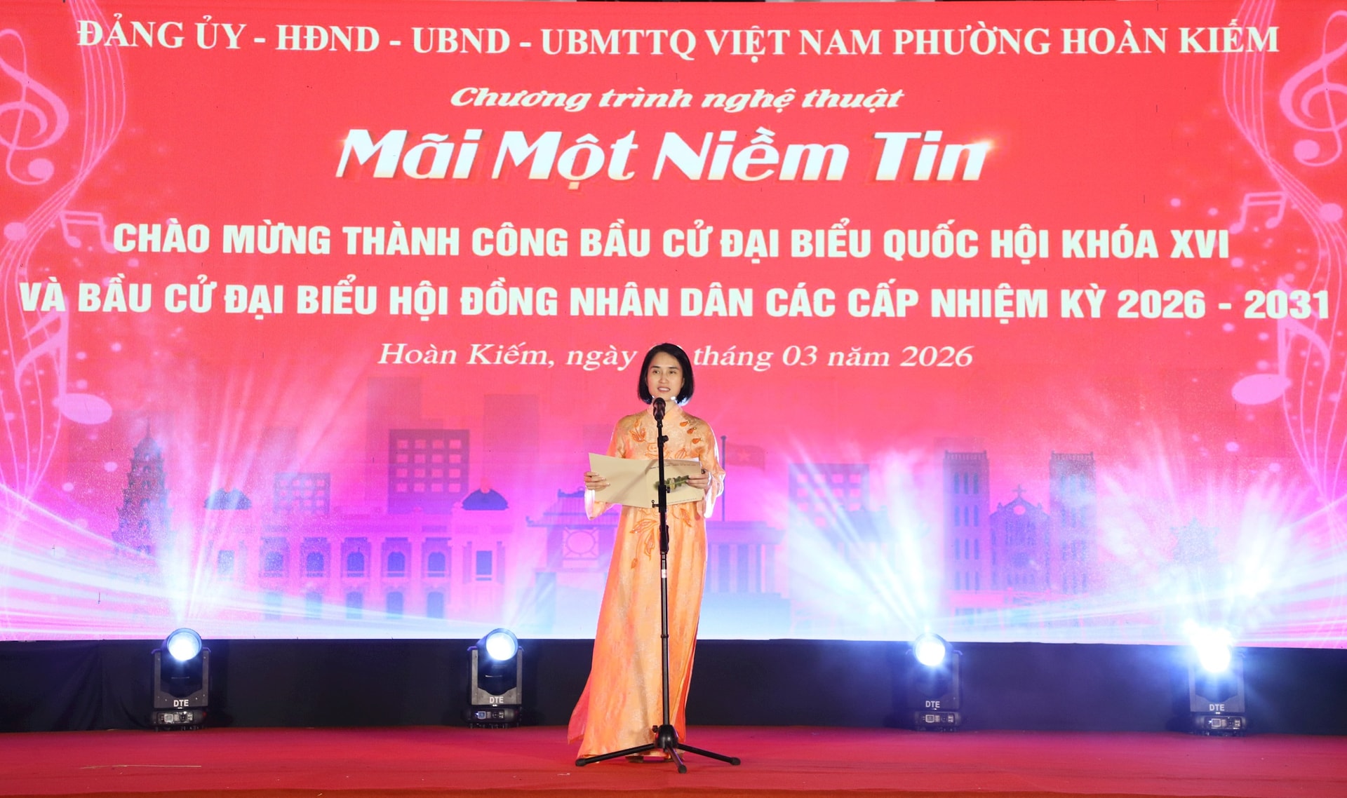 Phường Hoàn Kiếm: Sôi nổi chương trình văn nghệ chào mừng thành công bầu cử- Ảnh 2.