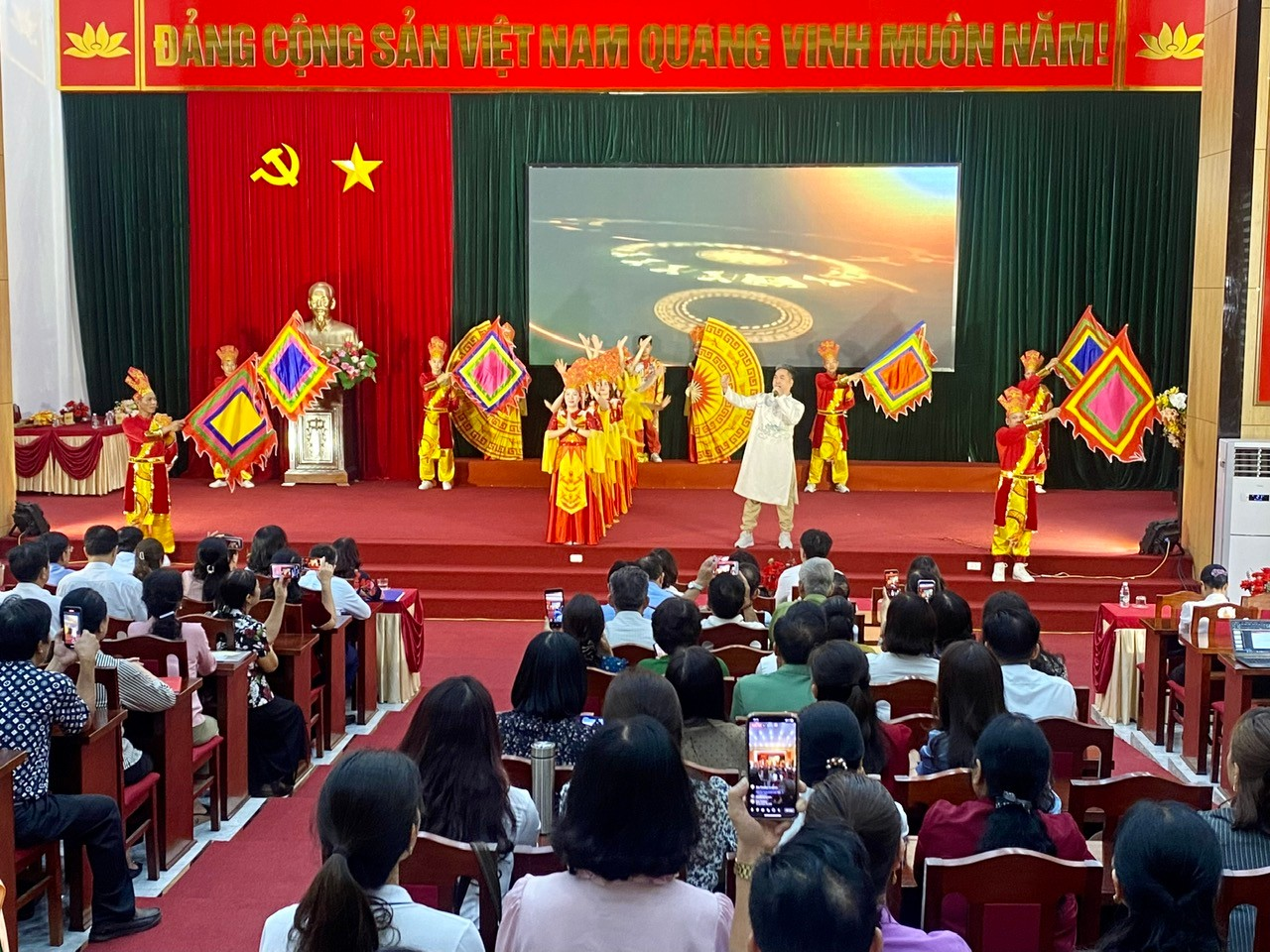 Hội nghị đại biểu Nhân dân bàn việc xây dựng đời sống văn hóa ở cơ sở và phát động phong trào thi đua “Sáng - xanh - sạch - đẹp” trên địa bàn xã Ô Diên năm 2026.- Ảnh 1.