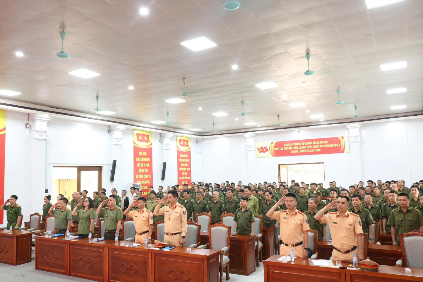 Công an xã Mê Linh tập huấn kỹ năng điều khiển, phân luồng giao thông và hỗ trợ giải quyết một số tình huống khi tham gia bảo đảm trật tự ATGT- Ảnh 1.