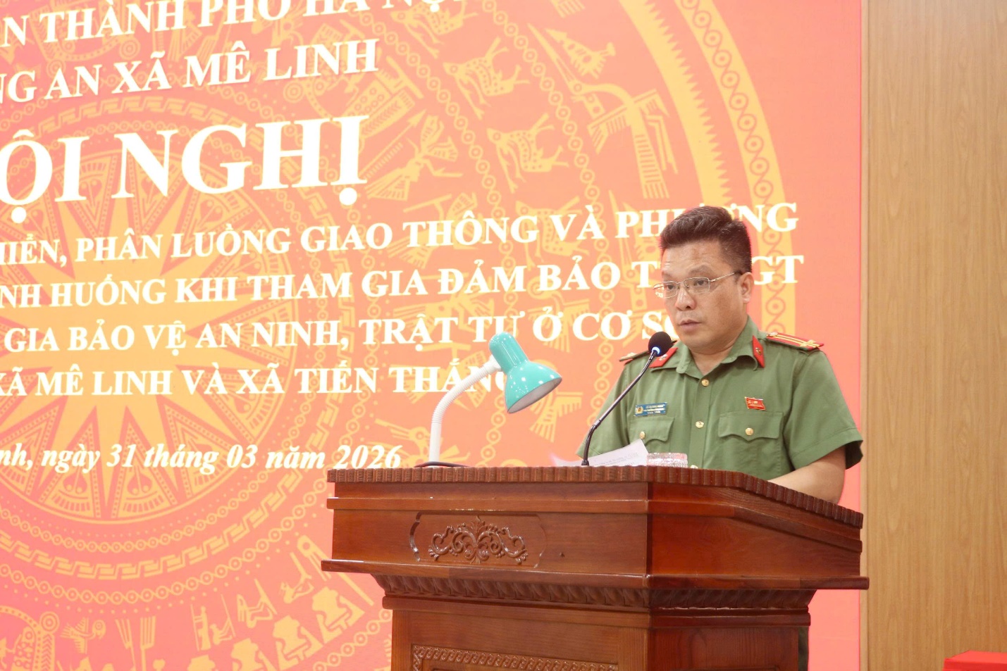 Công an xã Mê Linh tập huấn kỹ năng điều khiển, phân luồng giao thông và hỗ trợ giải quyết một số tình huống khi tham gia bảo đảm trật tự ATGT- Ảnh 2.