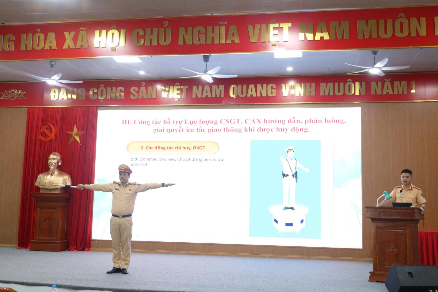 Công an xã Mê Linh tập huấn kỹ năng điều khiển, phân luồng giao thông và hỗ trợ giải quyết một số tình huống khi tham gia bảo đảm trật tự ATGT- Ảnh 3.