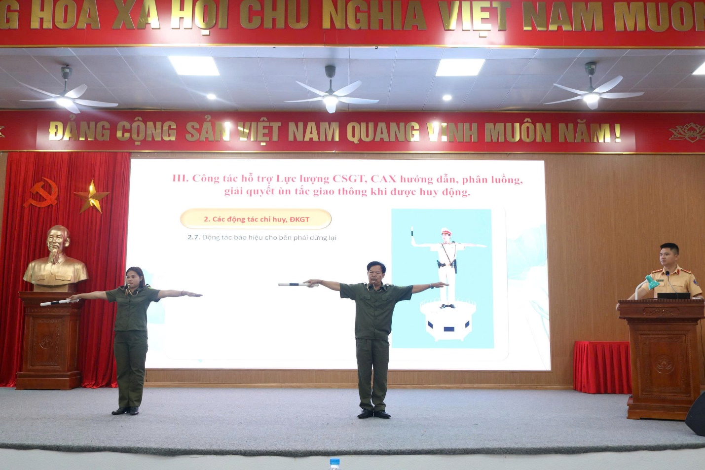 Công an xã Mê Linh tập huấn kỹ năng điều khiển, phân luồng giao thông và hỗ trợ giải quyết một số tình huống khi tham gia bảo đảm trật tự ATGT- Ảnh 4.