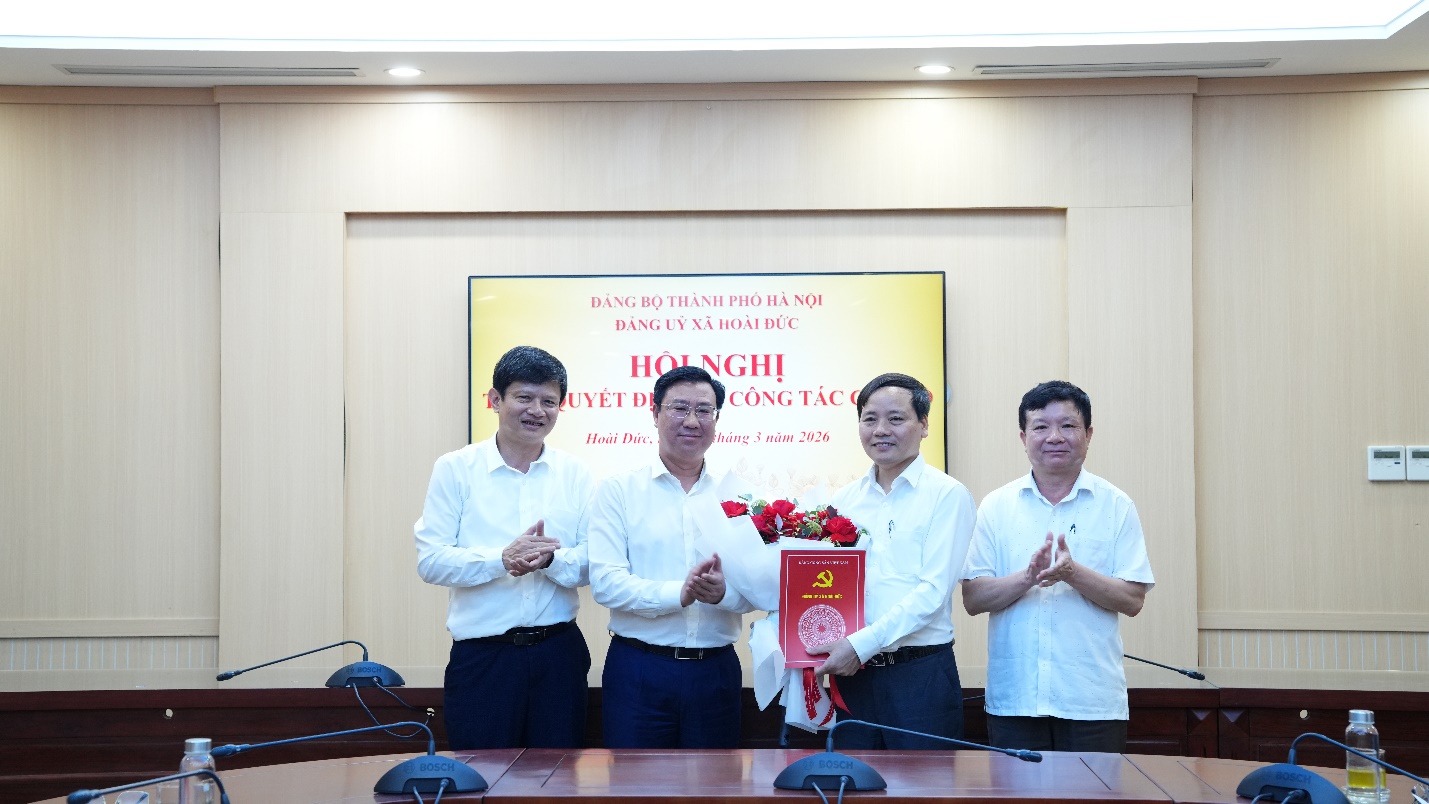 Đảng ủy xã Hoài Đức công bố quyết định về công tác cán bộ đối với đồng chí Vương Văn Lâm- Ảnh 1.