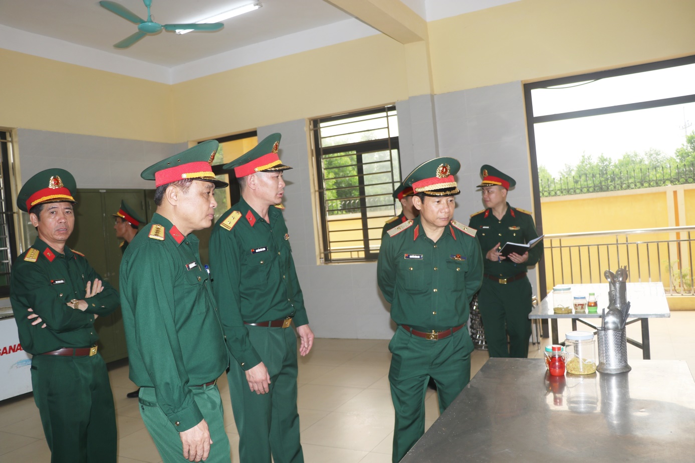 Đoàn công tác Bộ Tư lệnh Thủ đô Hà Nội kiểm tra tại Ban chỉ huy quân sự xã Trần Phú- Ảnh 1.