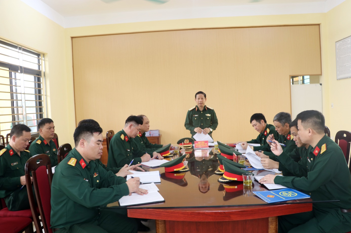 Đoàn công tác Bộ Tư lệnh Thủ đô Hà Nội kiểm tra tại Ban chỉ huy quân sự xã Trần Phú- Ảnh 2.