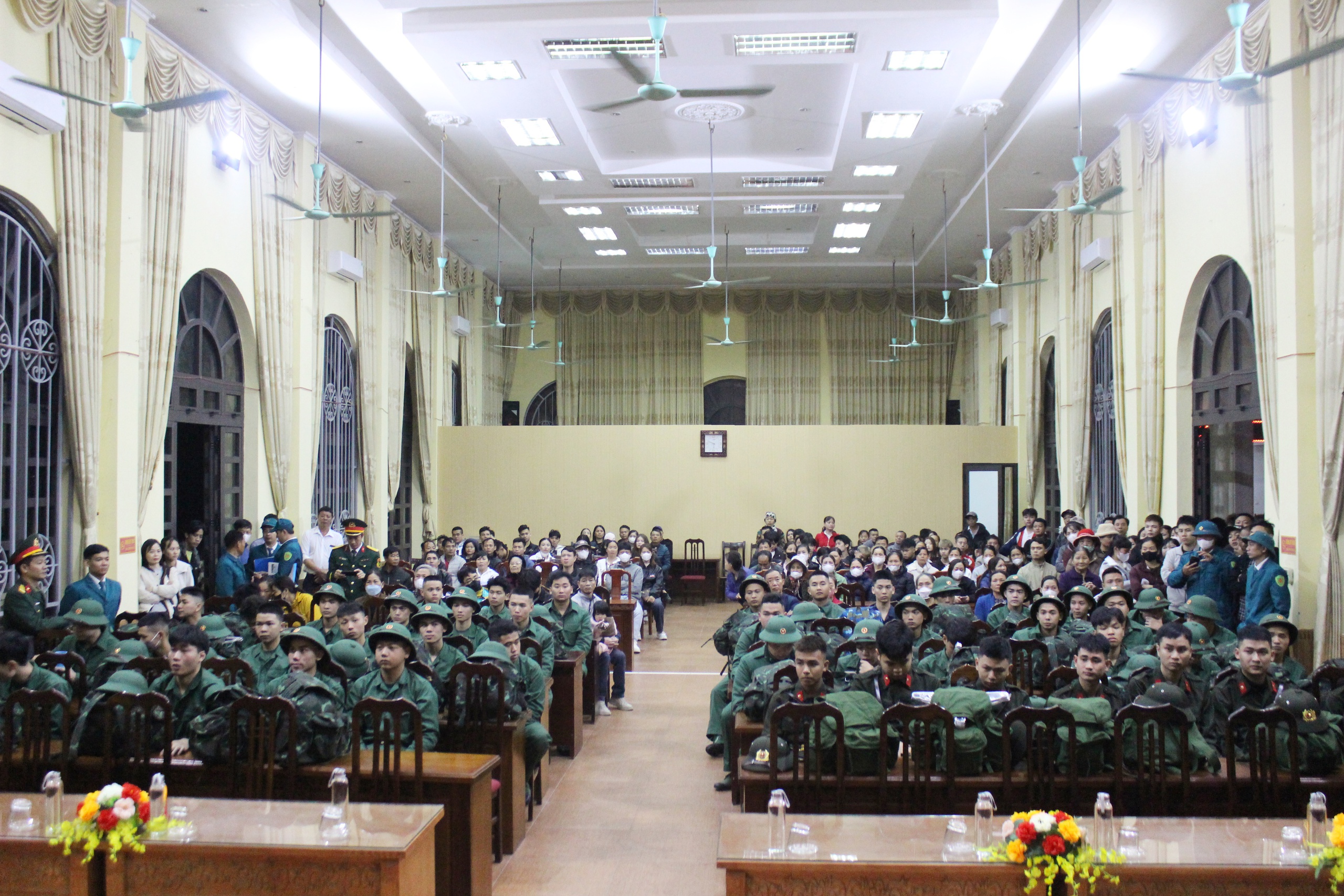 Một số hình ảnh trước giờ lên đường tham dự Lễ giao nhận quân năm 2026 của các tân binh xã Quảng Bị - Ảnh 1.