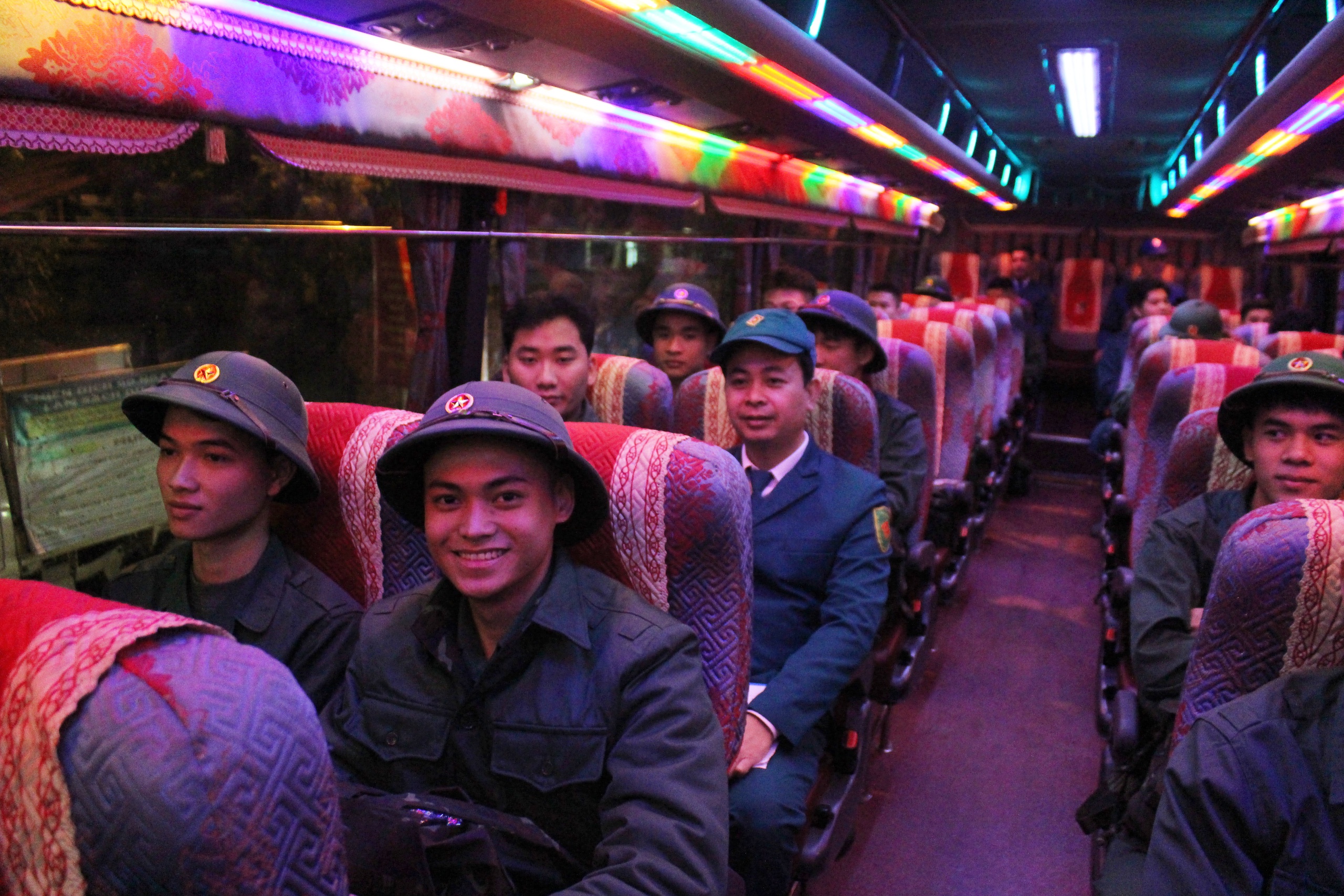 Một số hình ảnh trước giờ lên đường tham dự Lễ giao nhận quân năm 2026 của các tân binh xã Quảng Bị - Ảnh 9.