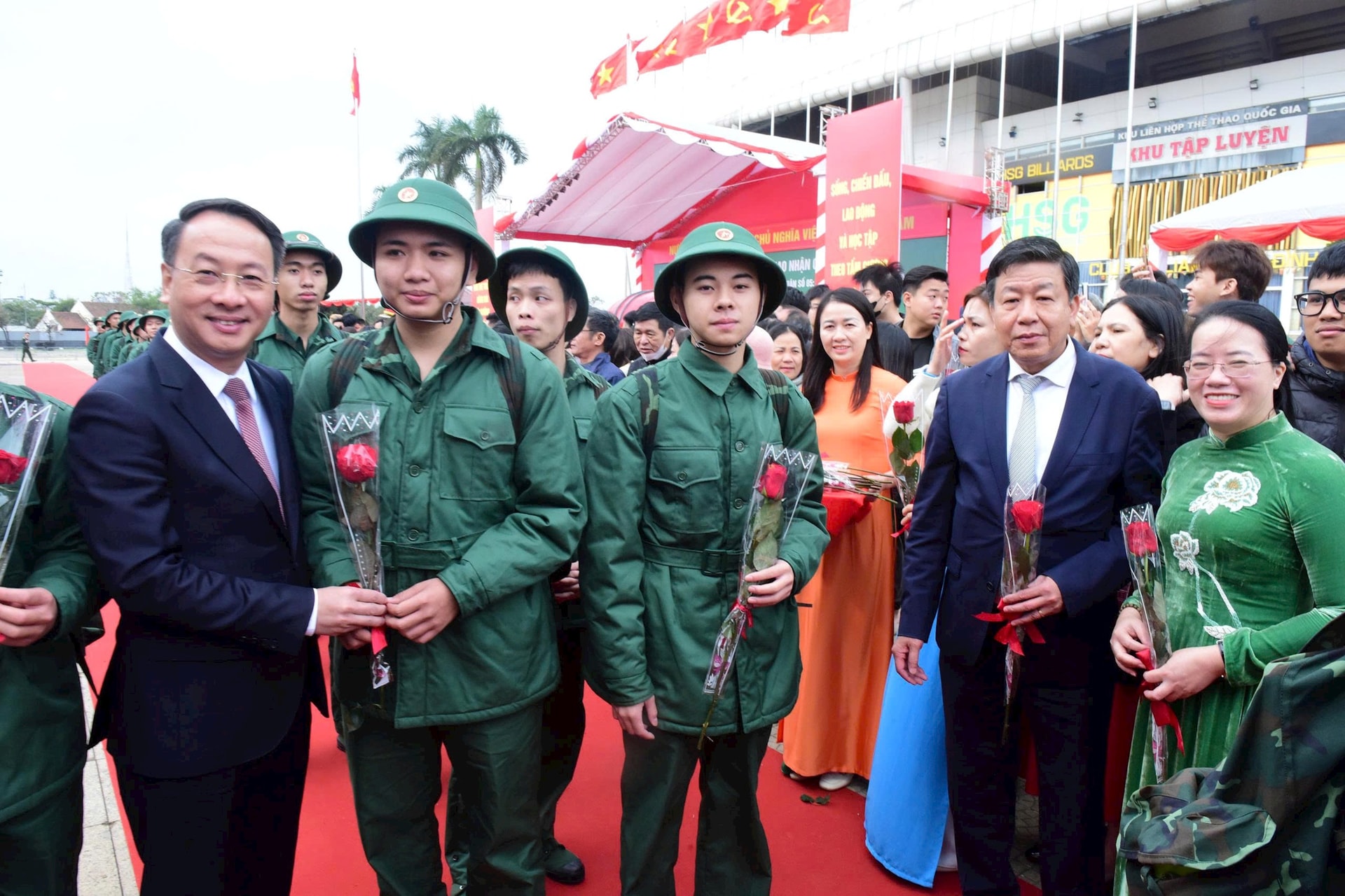 Lãnh đạo thành phố động viên tân binh lên đường nhập ngũ- Ảnh 1.