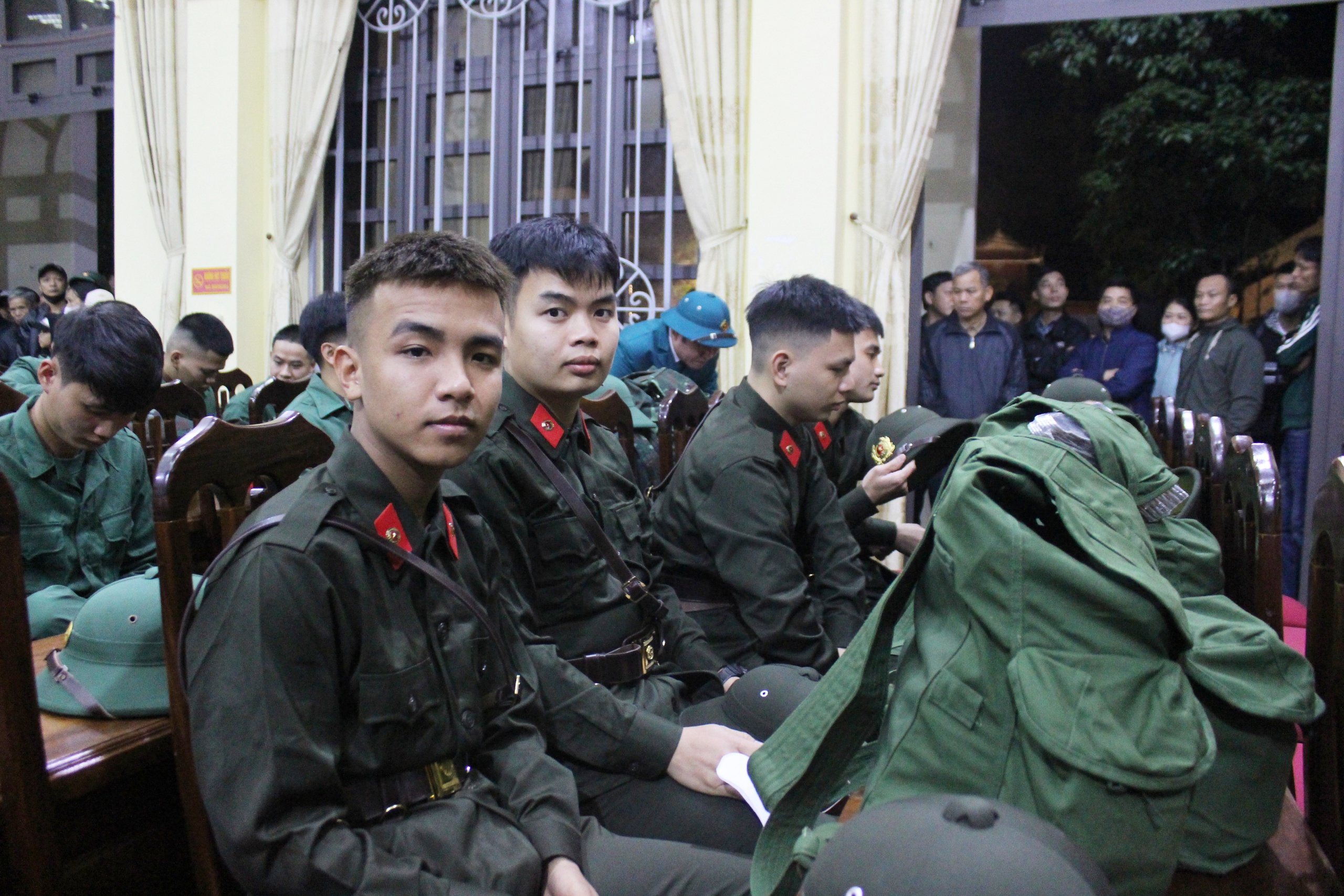 Một số hình ảnh trước giờ lên đường tham dự Lễ giao nhận quân năm 2026 của các tân binh xã Quảng Bị - Ảnh 3.