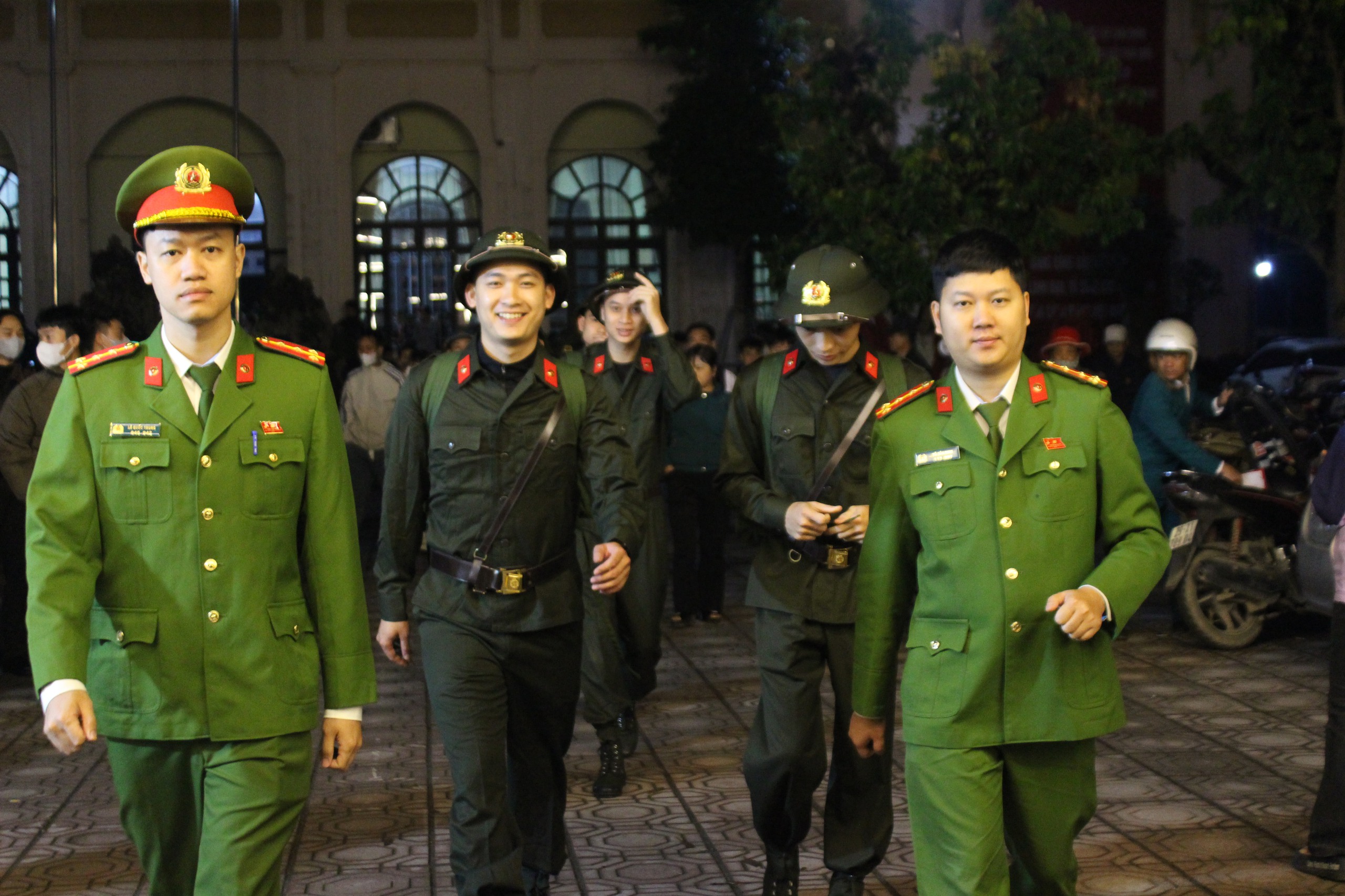 Một số hình ảnh trước giờ lên đường tham dự Lễ giao nhận quân năm 2026 của các tân binh xã Quảng Bị - Ảnh 4.