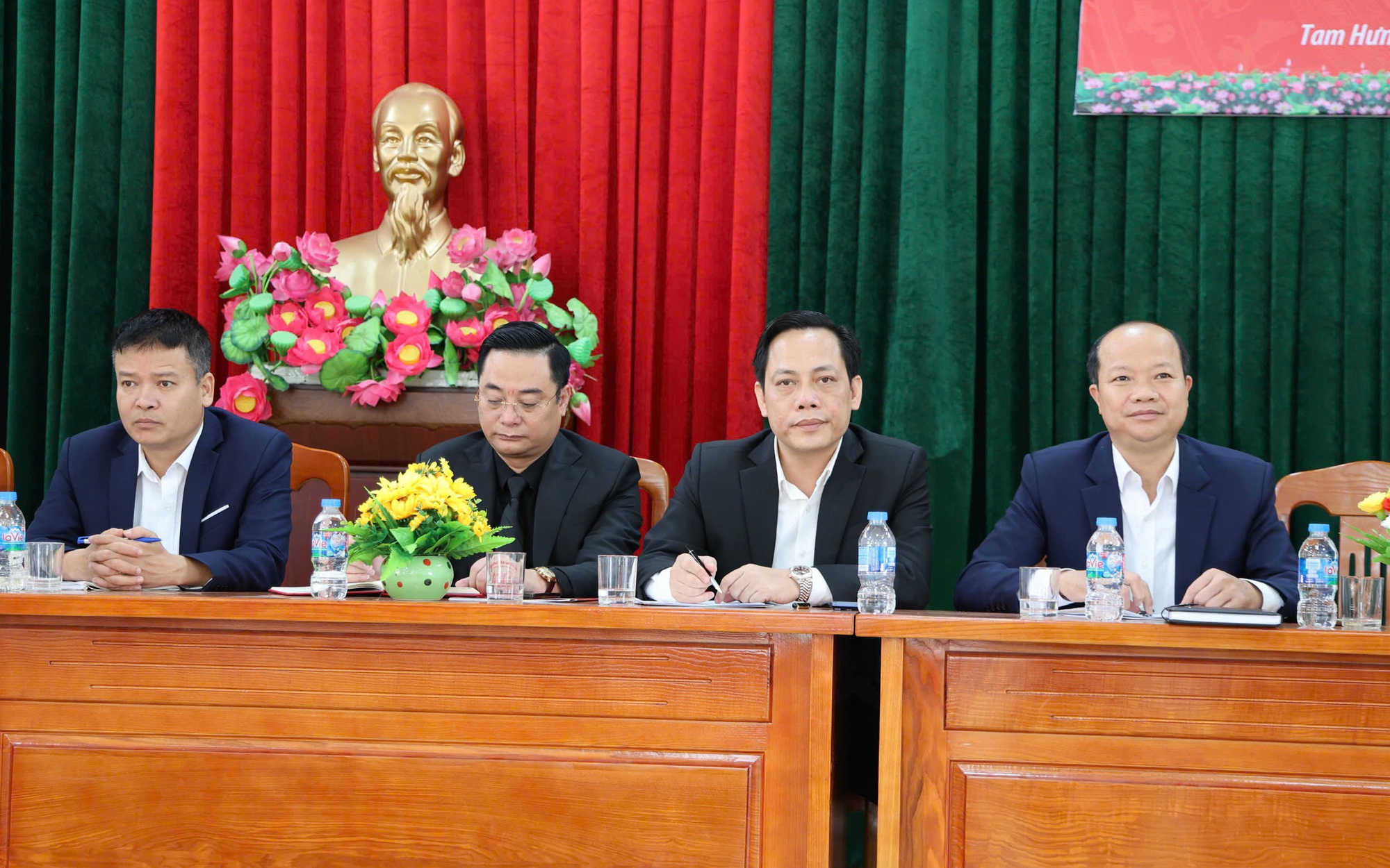 Bí thư Đảng ủy, Chủ tịch HĐND xã Tam Hưng cùng các ứng cử viên đại biểu HĐND xã nhiệm kỳ 2026 – 2031 (Đơn vị Bầu cử số 6) tiếp xúc cử tri 