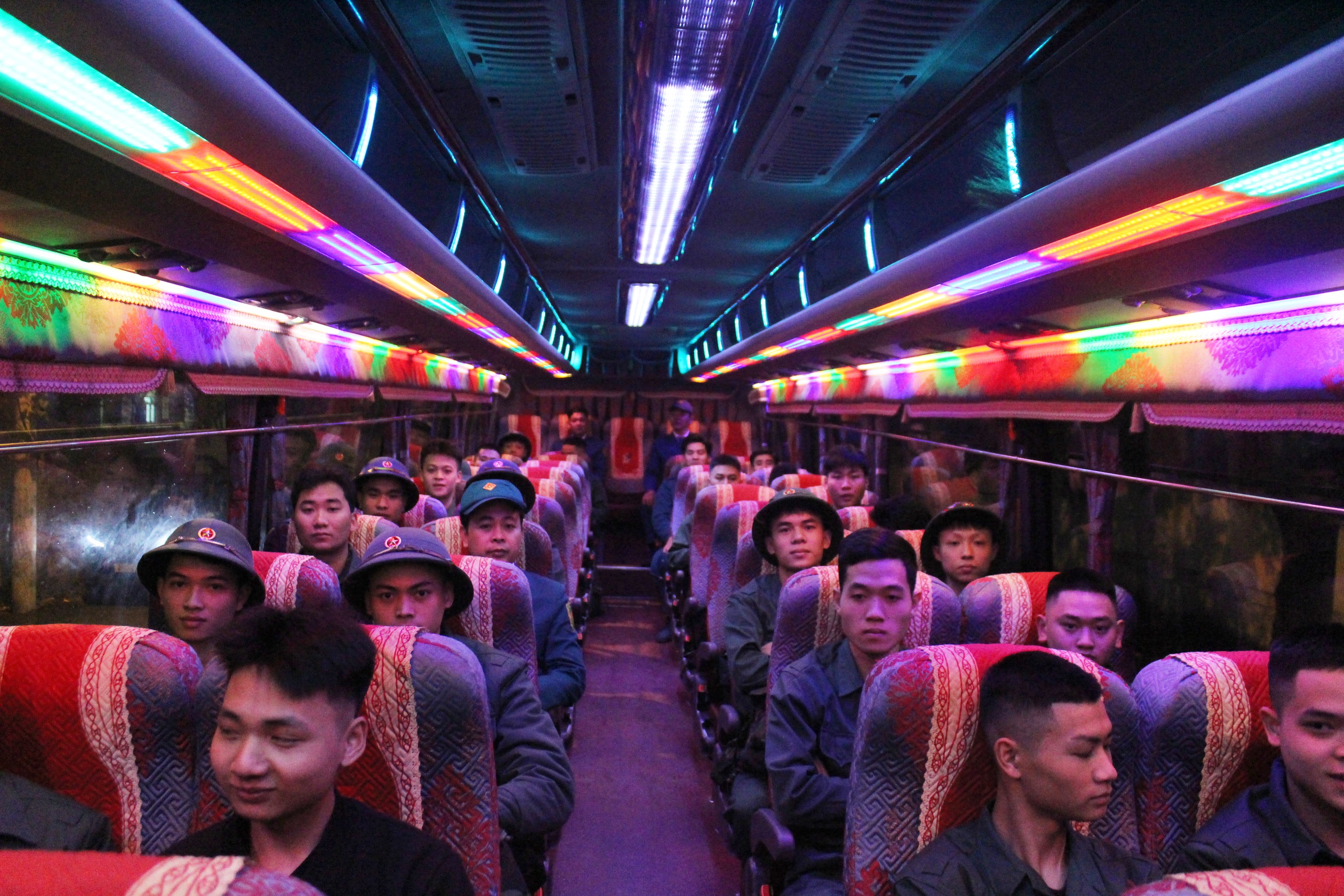 Một số hình ảnh trước giờ lên đường tham dự Lễ giao nhận quân năm 2026 của các tân binh xã Quảng Bị - Ảnh 8.