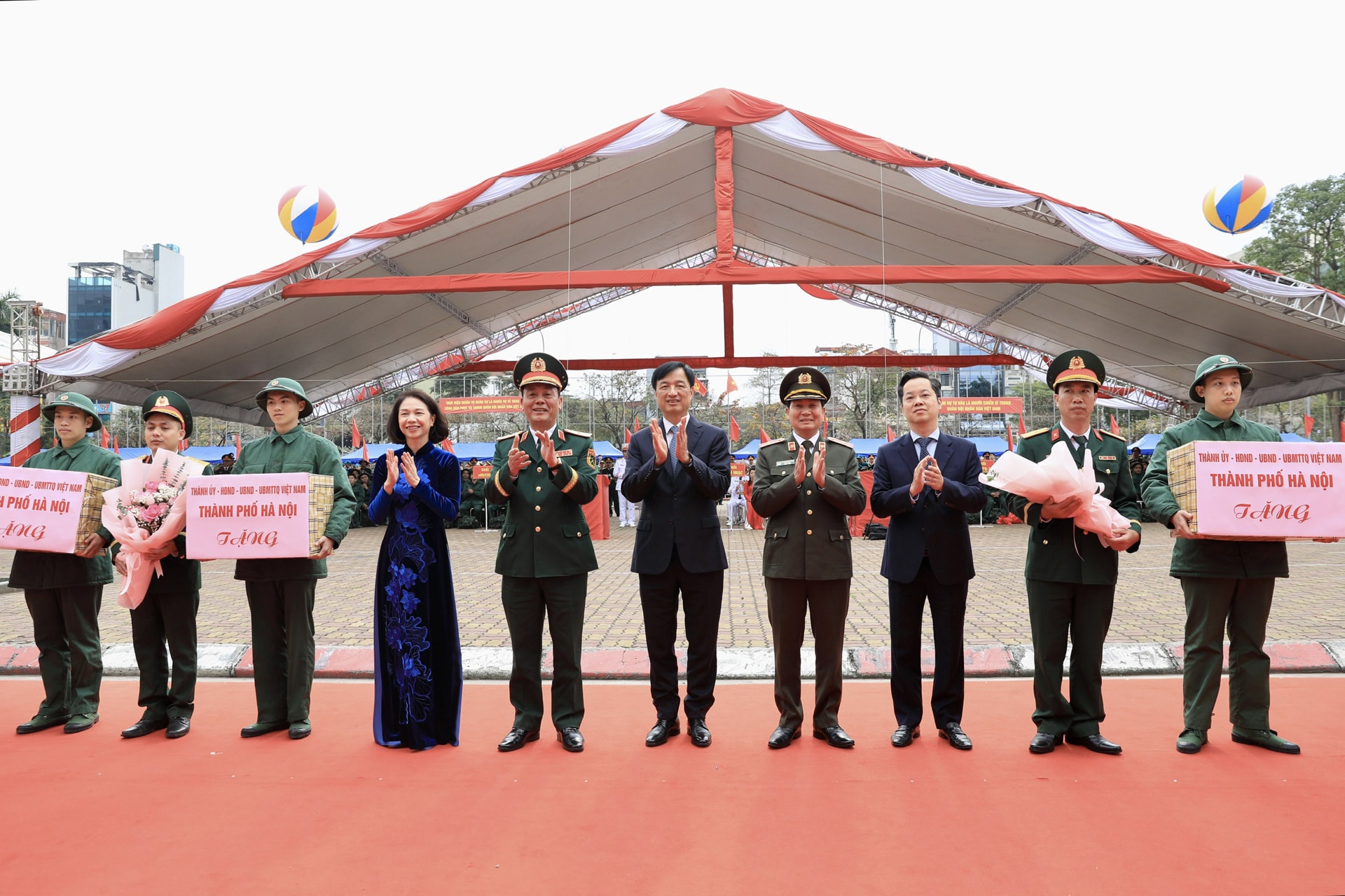 Bí thư Thành ủy Nguyễn Duy Ngọc dự lễ giao nhận quân tại điểm số 4 Ban Chỉ huy phòng thủ khu vực 3 - Hồng Hà- Ảnh 4.