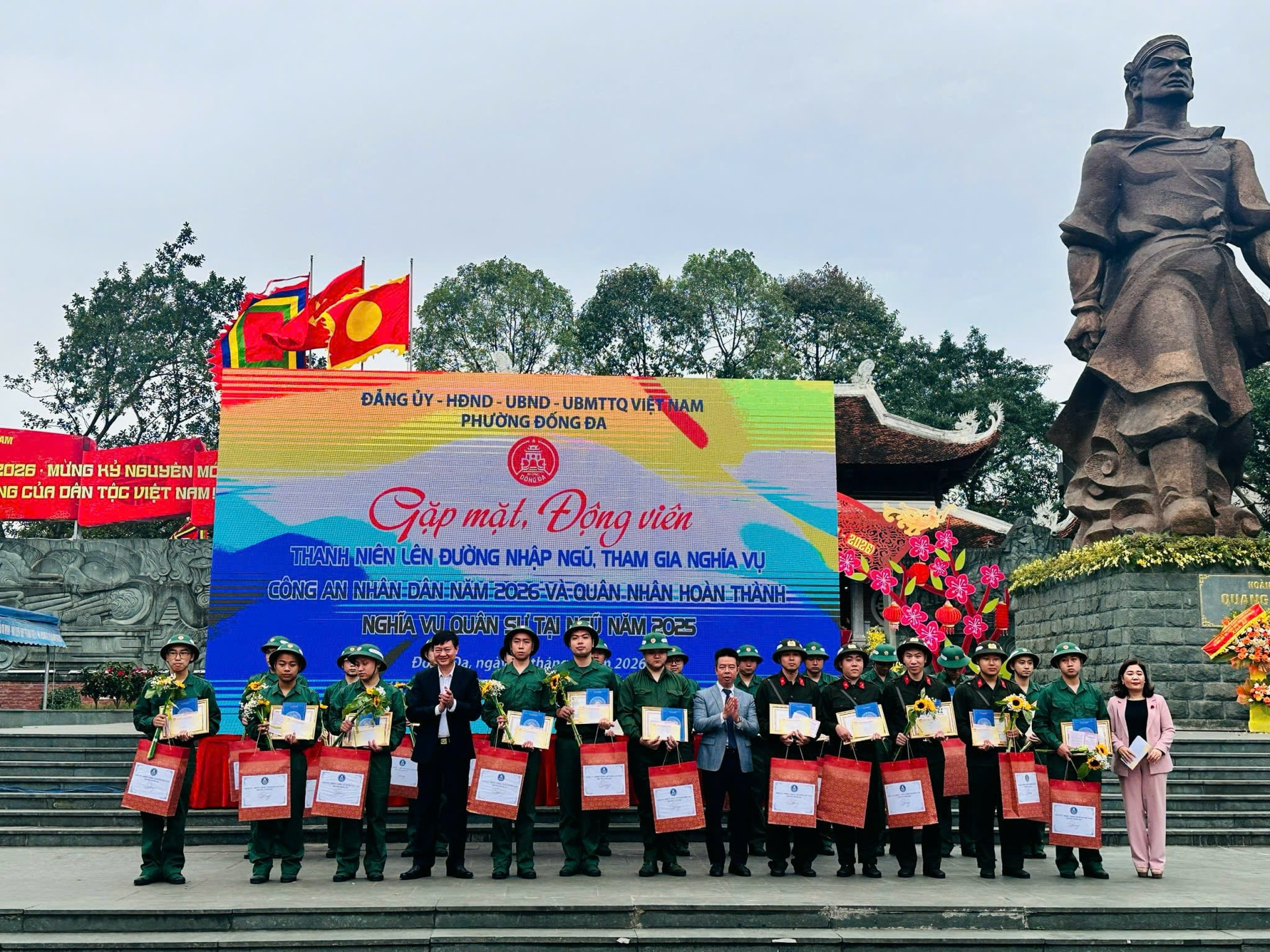 Phường Đống Đa gặp mặt, động viên thanh niên lên đường nhập ngũ- Ảnh 6.