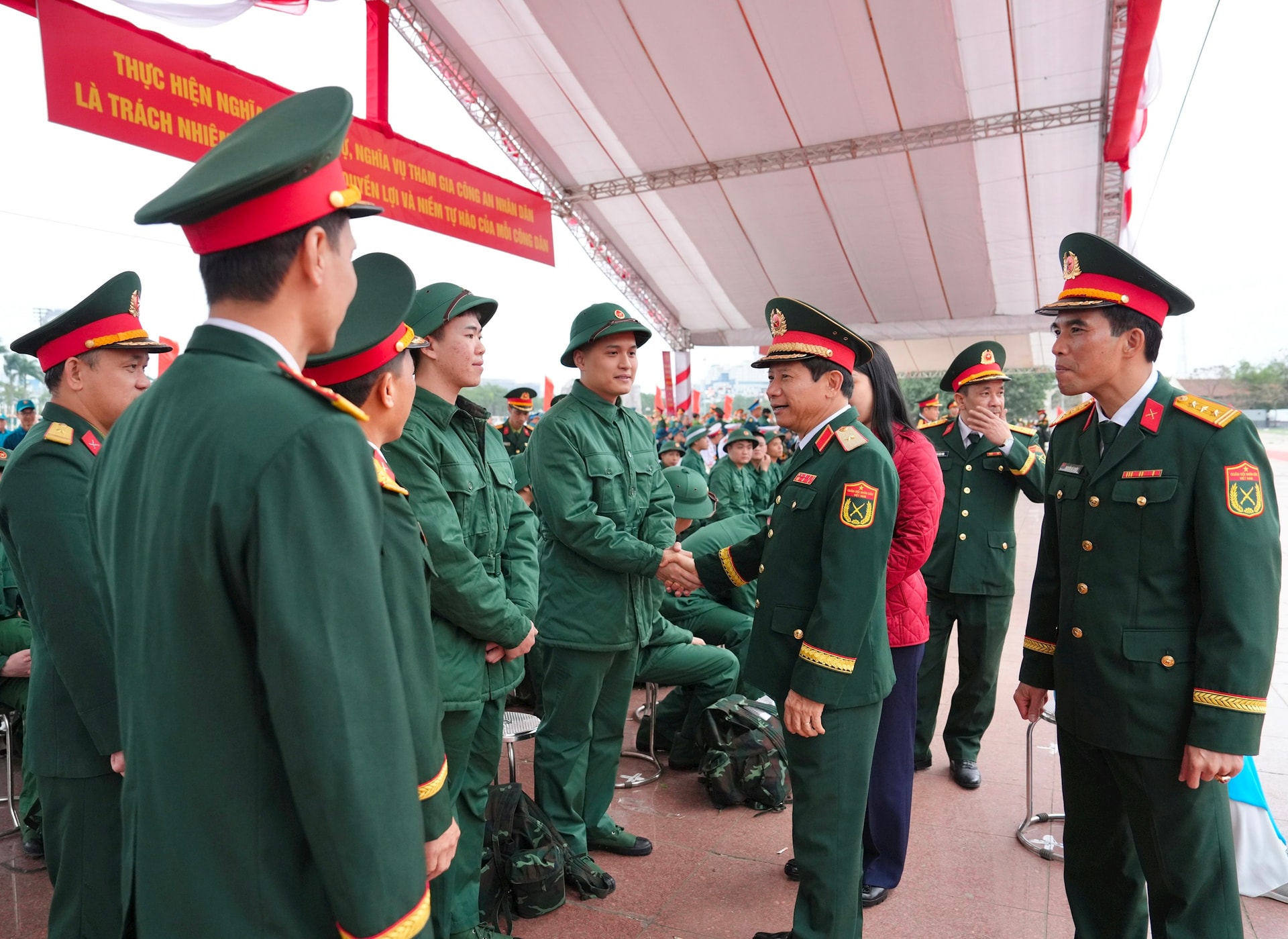 Lãnh đạo thành phố động viên tân binh lên đường nhập ngũ- Ảnh 5.