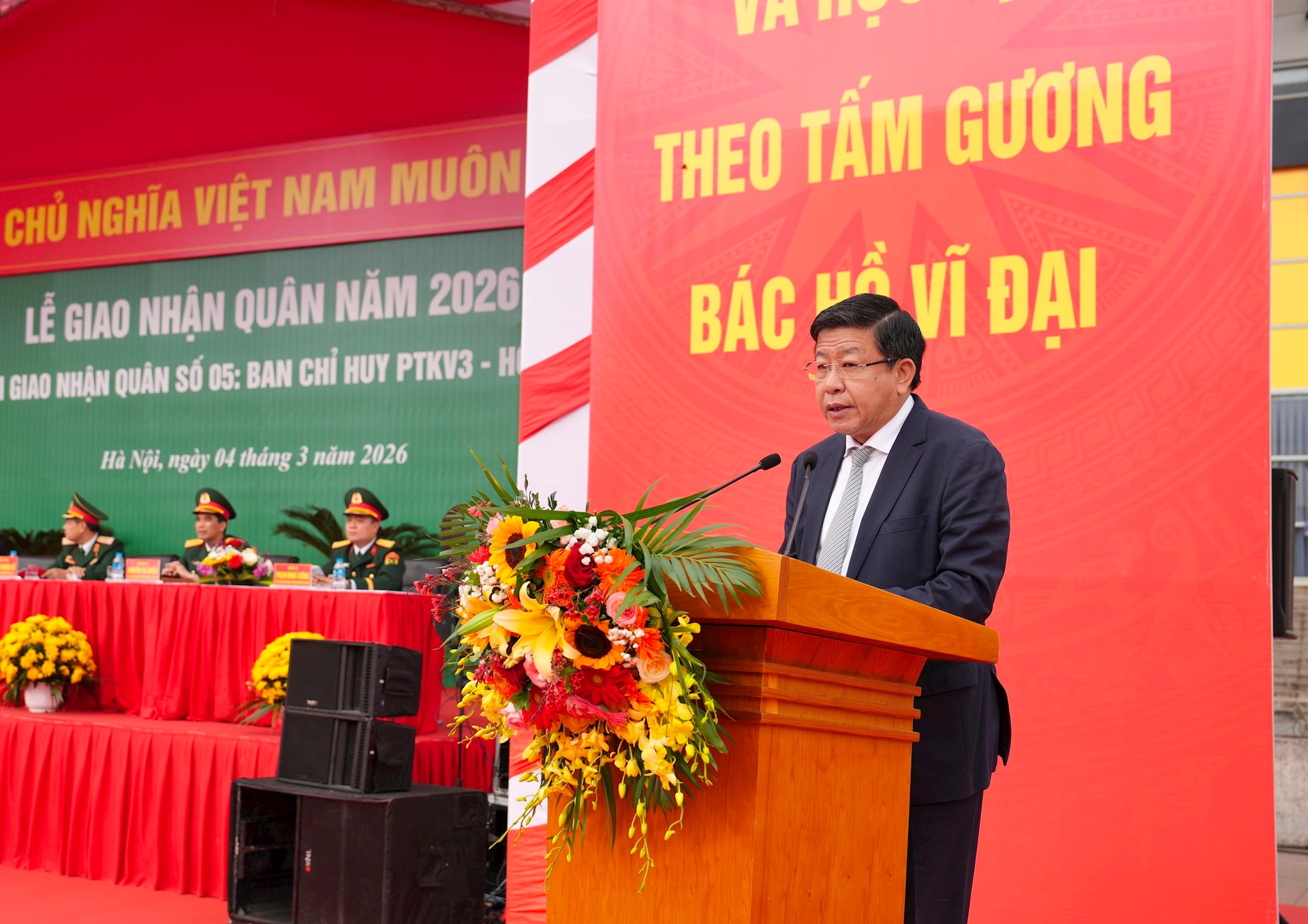 Lãnh đạo thành phố động viên tân binh lên đường nhập ngũ- Ảnh 2.