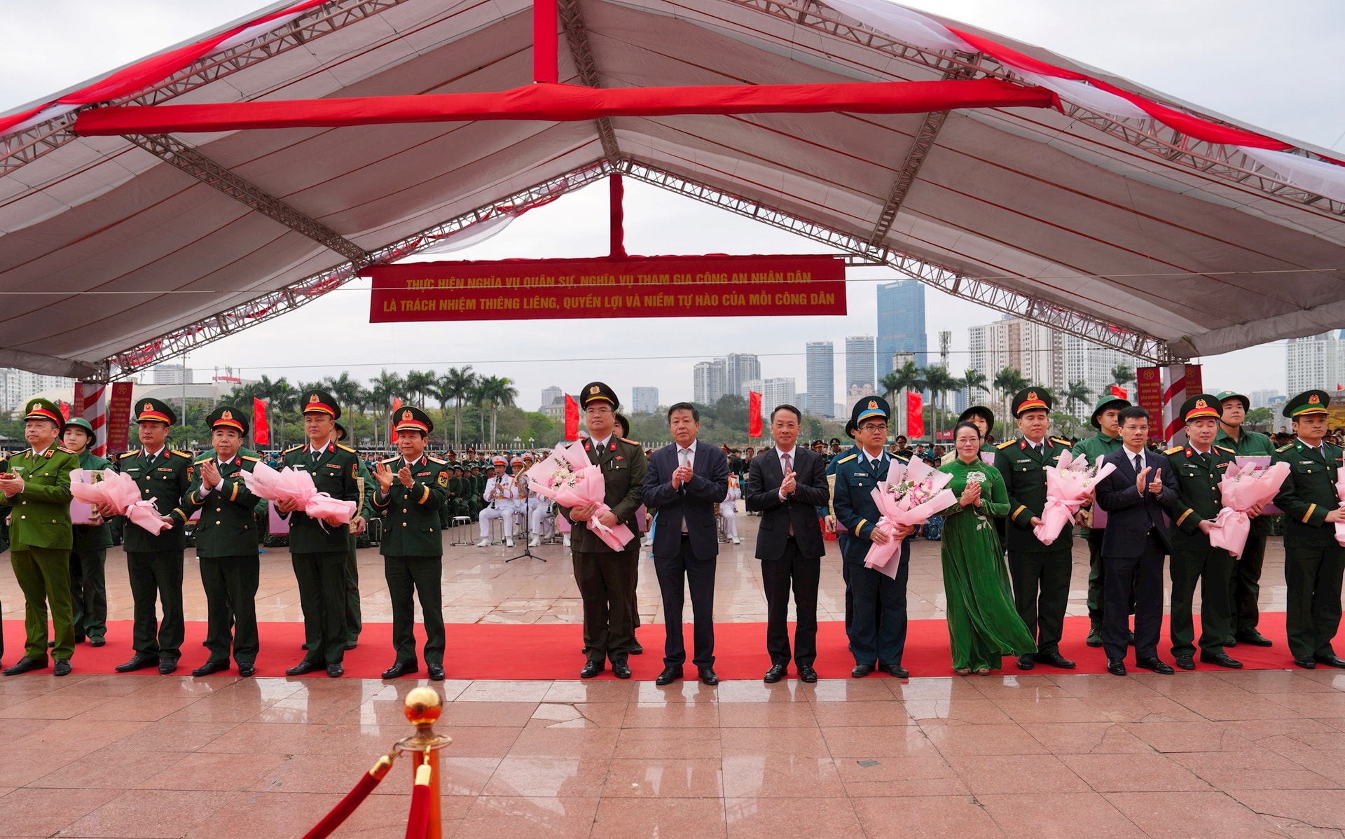 Lãnh đạo thành phố động viên tân binh lên đường nhập ngũ- Ảnh 3.
