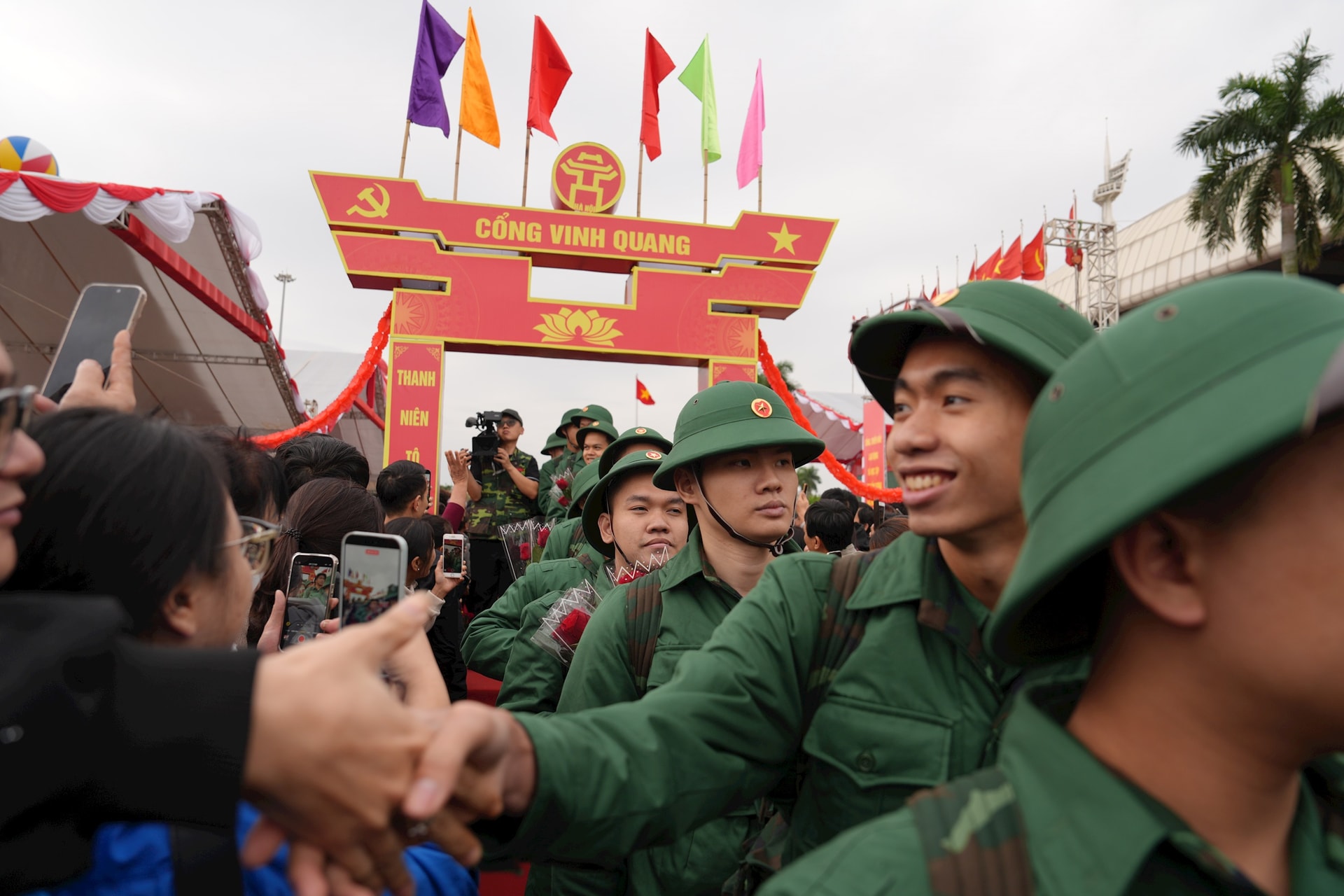 Lãnh đạo thành phố động viên tân binh lên đường nhập ngũ- Ảnh 7.