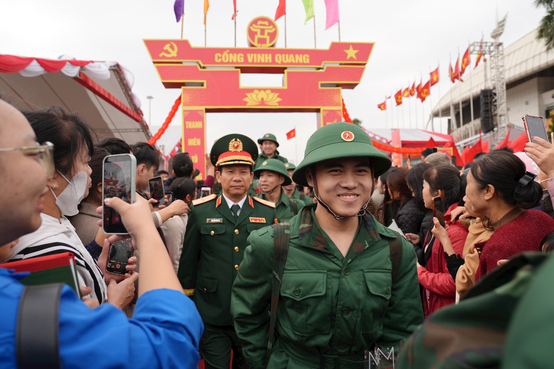 Lãnh đạo thành phố động viên tân binh lên đường nhập ngũ- Ảnh 6.