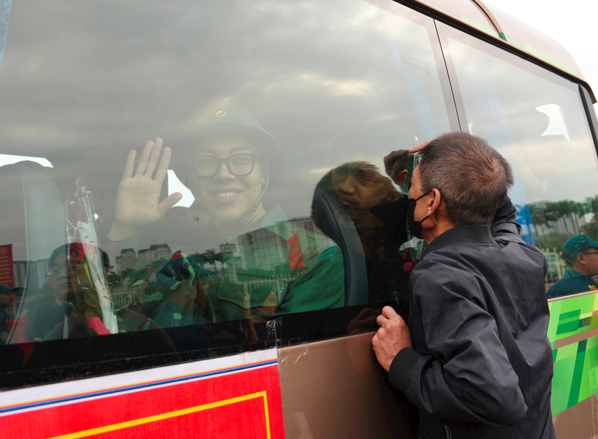 Lãnh đạo thành phố động viên tân binh lên đường nhập ngũ- Ảnh 8.