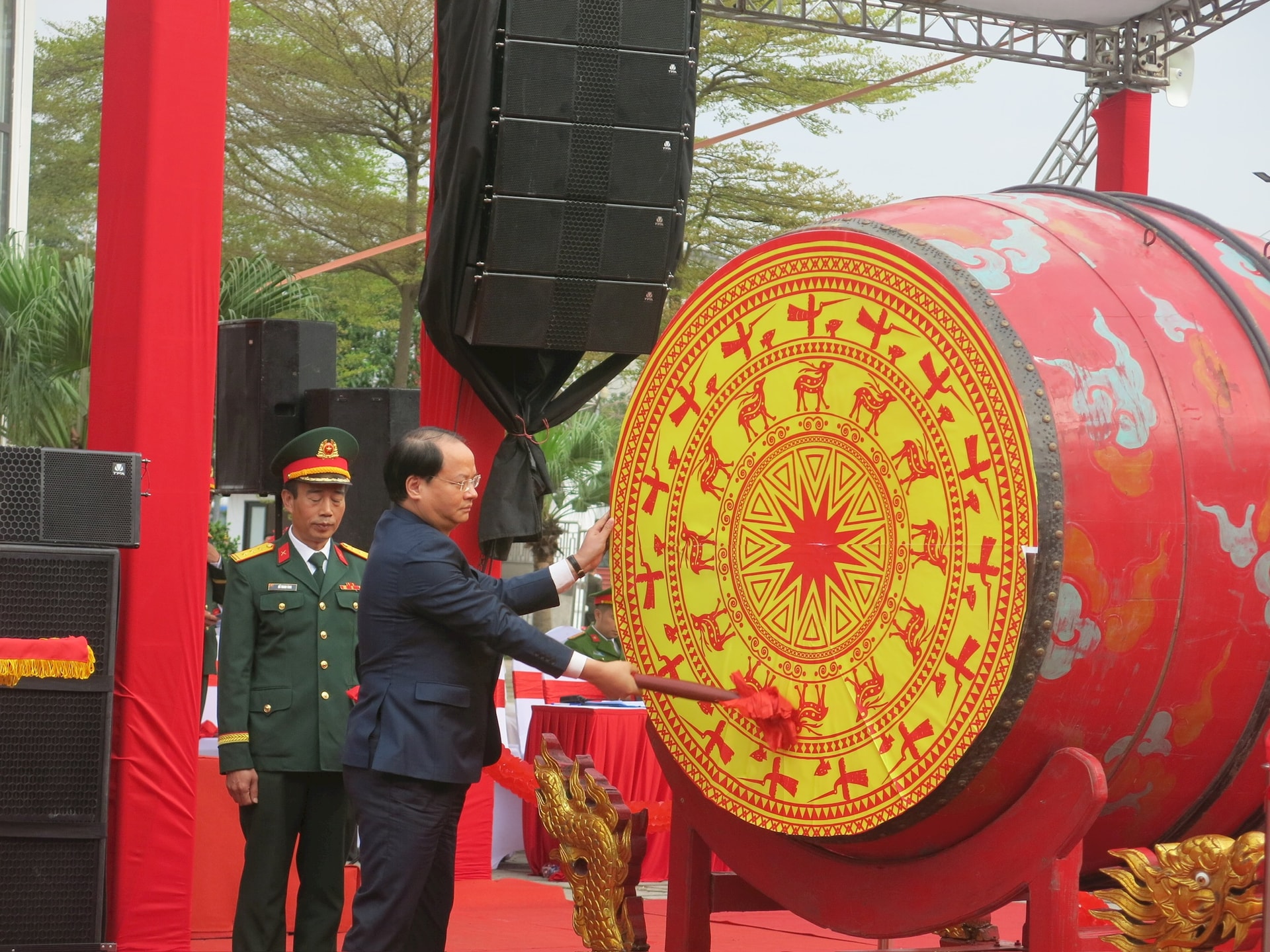Chủ tịch HĐND thành phố Phùng Thị Hồng Hà động viên tân binh tại Ban Chỉ huy phòng thủ khu vực 4 - Gia Lâm- Ảnh 2.