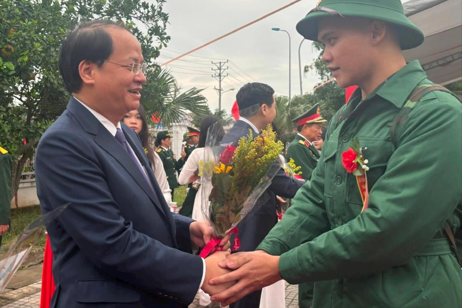 Chủ tịch HĐND thành phố Phùng Thị Hồng Hà động viên tân binh tại Ban Chỉ huy phòng thủ khu vực 4 - Gia Lâm- Ảnh 5.