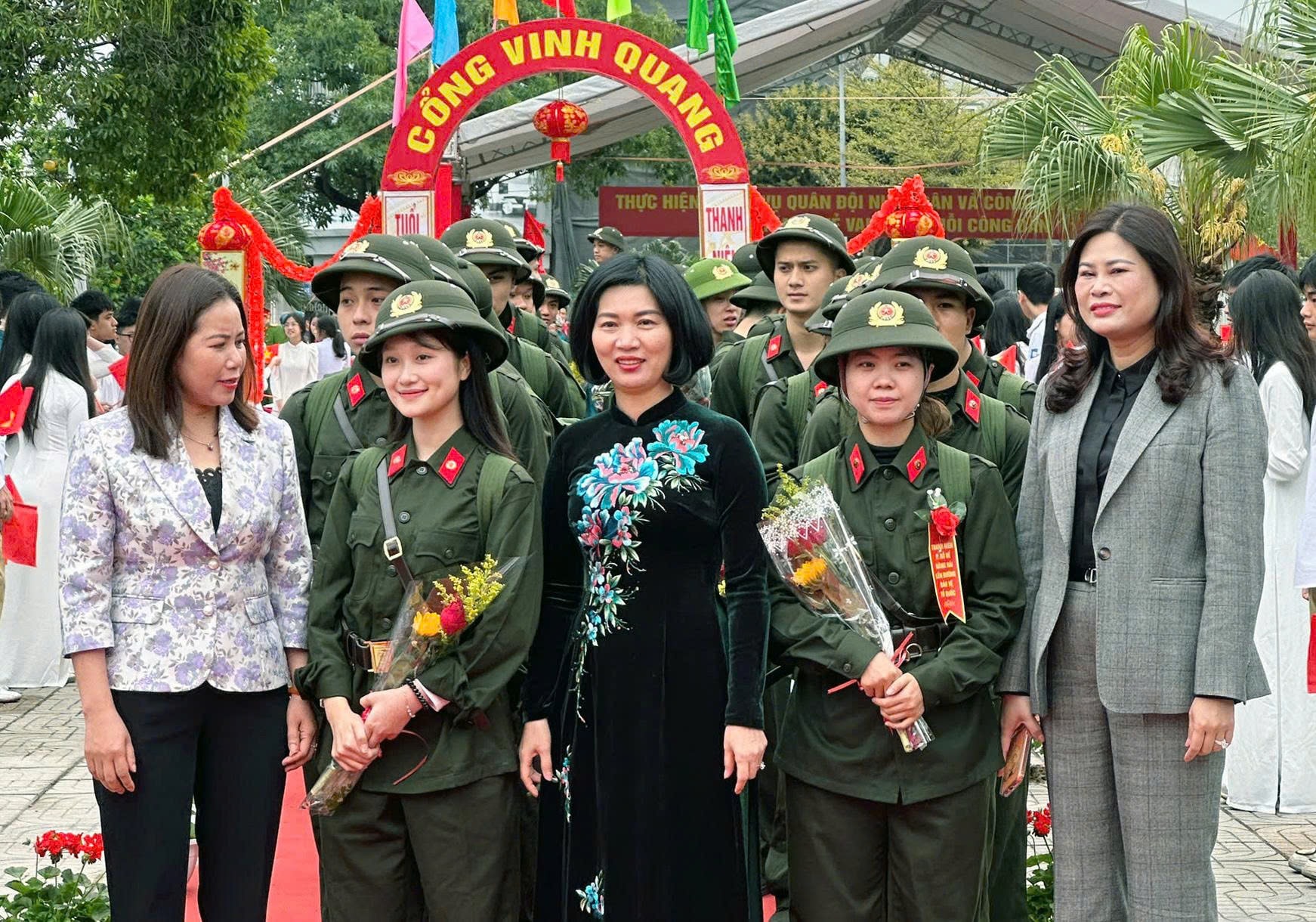Chủ tịch HĐND thành phố Phùng Thị Hồng Hà động viên tân binh tại Ban Chỉ huy phòng thủ khu vực 4 - Gia Lâm- Ảnh 4.