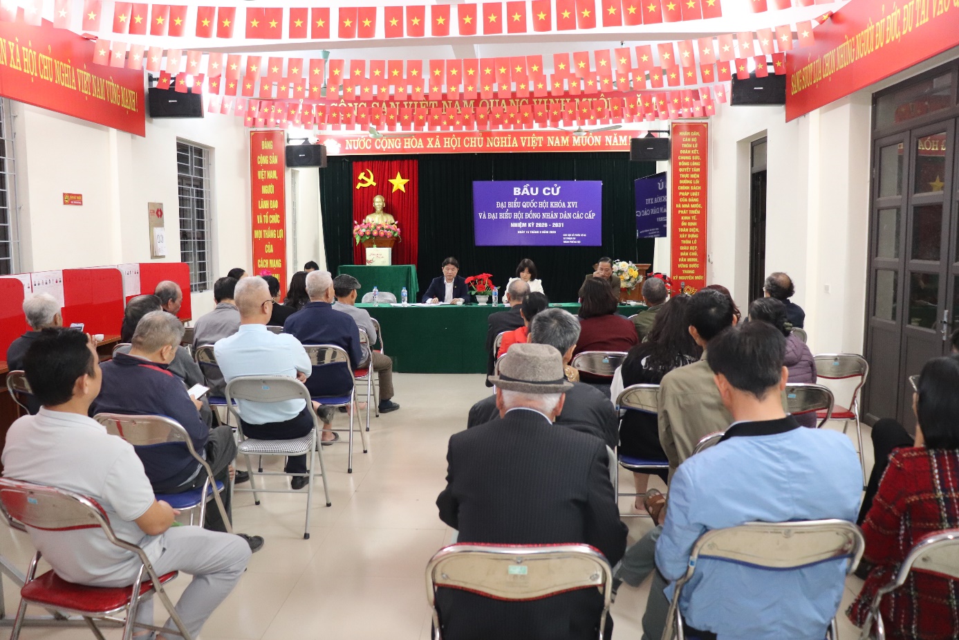 Ảnh có chứa trang phục, đàn ông, người, con người  Nội dung do AI tạo ra có thể không chính xác.