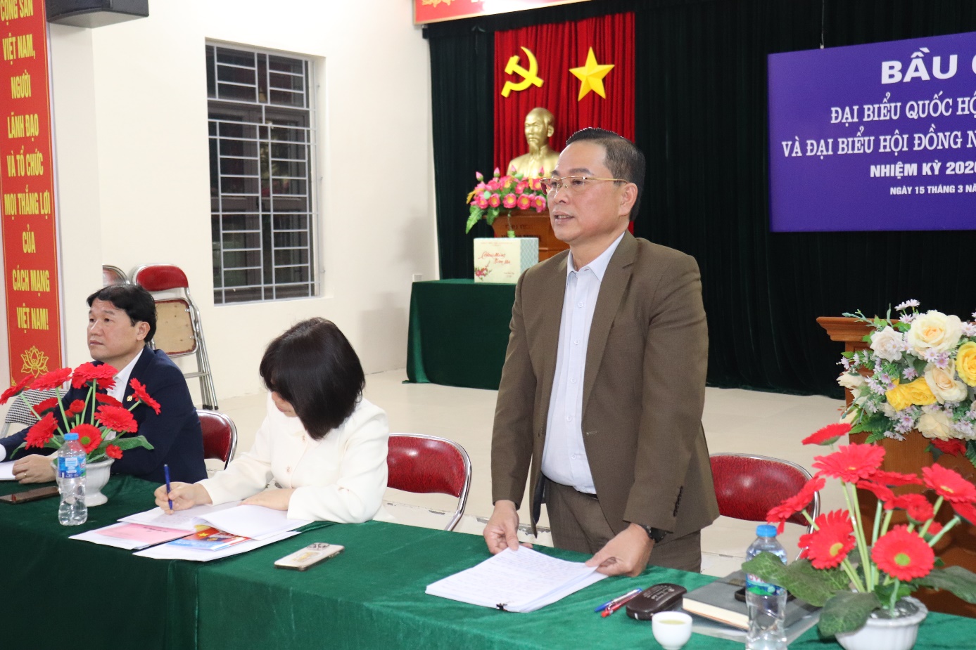 Ảnh có chứa trang phục, người, bộ đồ, Mặt người  Nội dung do AI tạo ra có thể không chính xác.