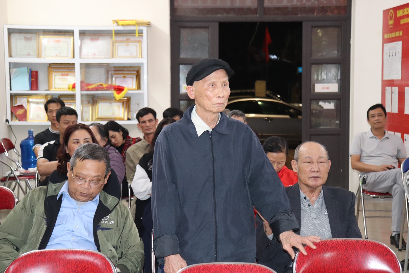 Ảnh có chứa trang phục, người, Mặt người, đàn ông  Nội dung do AI tạo ra có thể không chính xác.