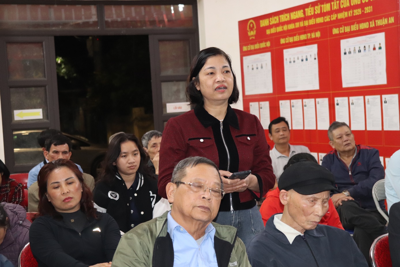 Ảnh có chứa trang phục, Mặt người, người, đàn ông  Nội dung do AI tạo ra có thể không chính xác.