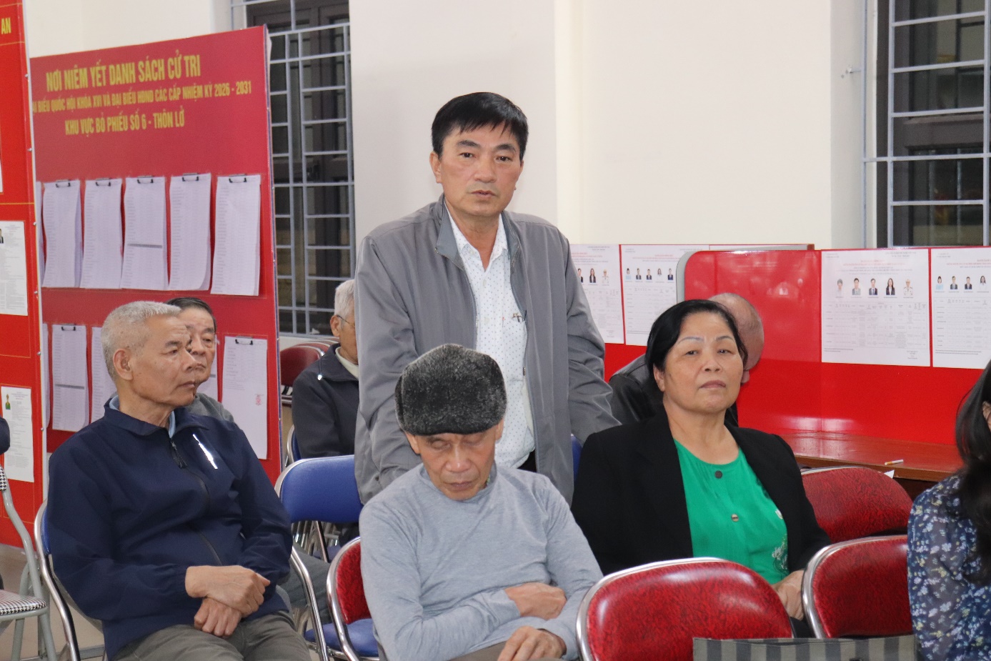 Ảnh có chứa trang phục, Mặt người, người, đàn ông  Nội dung do AI tạo ra có thể không chính xác.