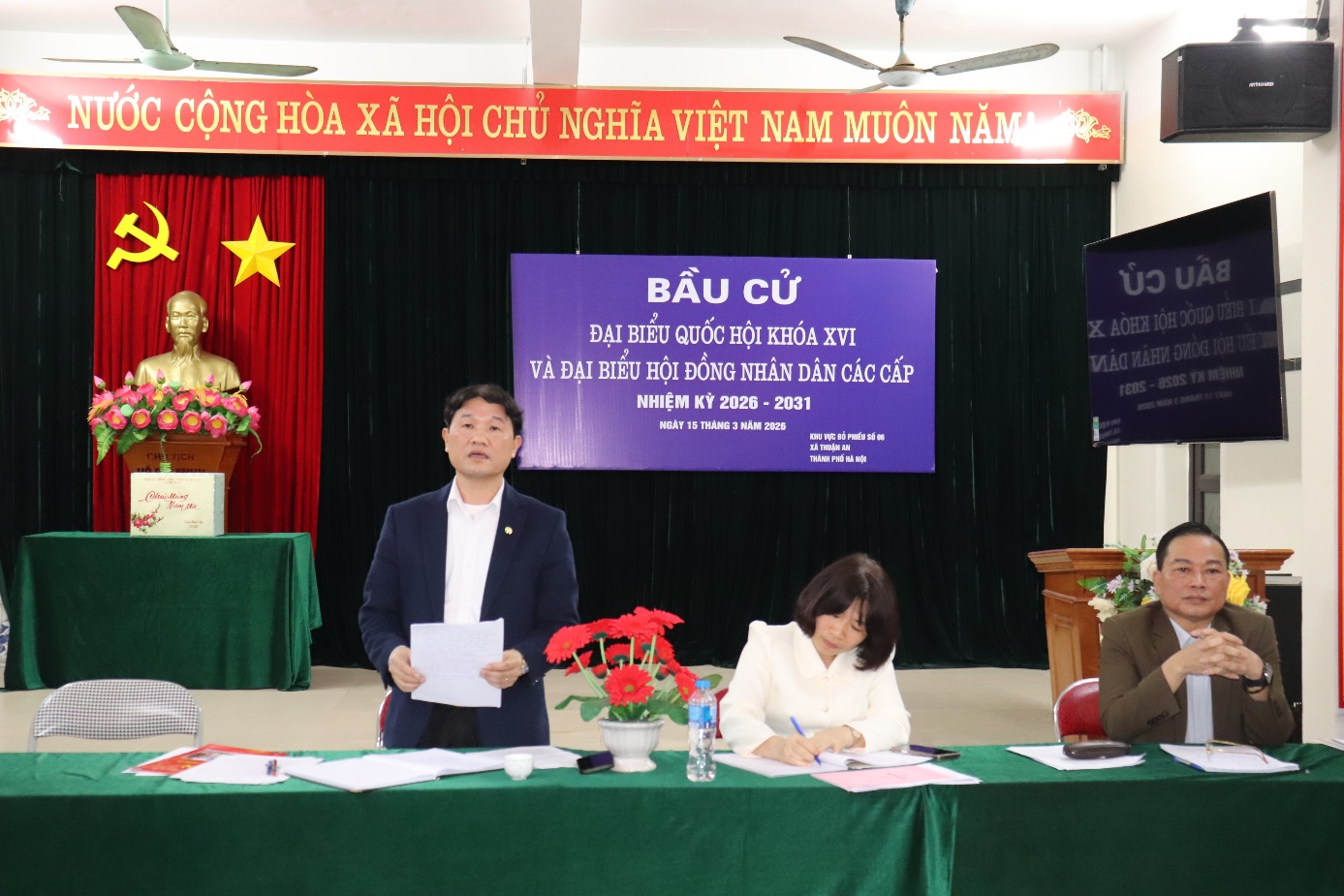 Ảnh có chứa văn bản, trang phục, trong nhà, người  Nội dung do AI tạo ra có thể không chính xác.