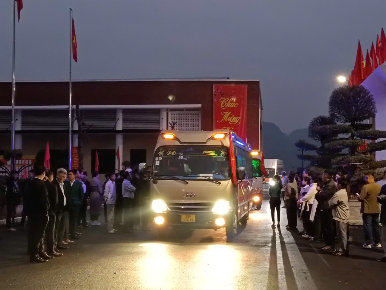 51 thanh niên Hồng Sơn lên đường nhập ngũ- Ảnh 1.