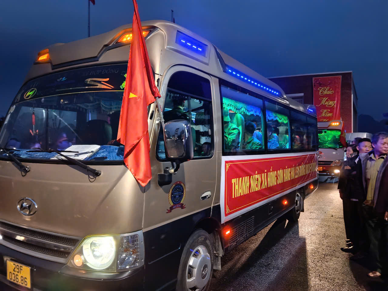 51 thanh niên Hồng Sơn lên đường nhập ngũ- Ảnh 2.