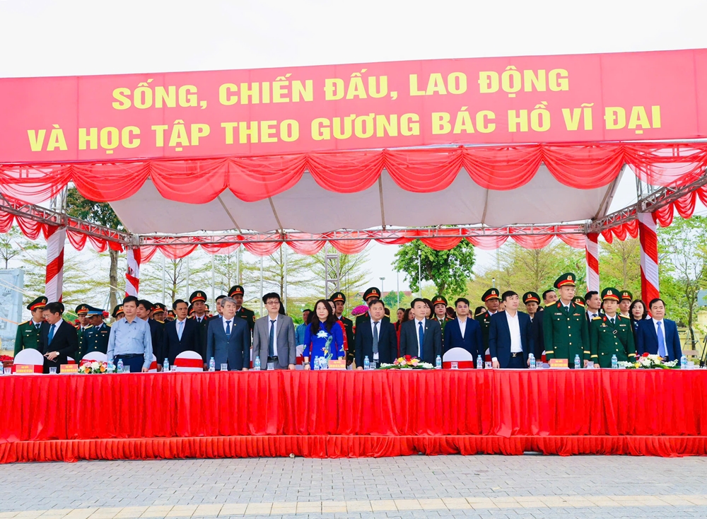 C:\Users\Admin\Downloads\1 gq.jpg