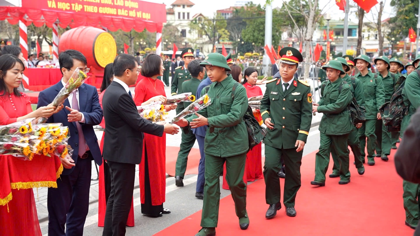 Rộn ràng ngày hội tòng quân 2026: 39 thanh niên Hoài Đức lên đường nhập ngũ- Ảnh 8.