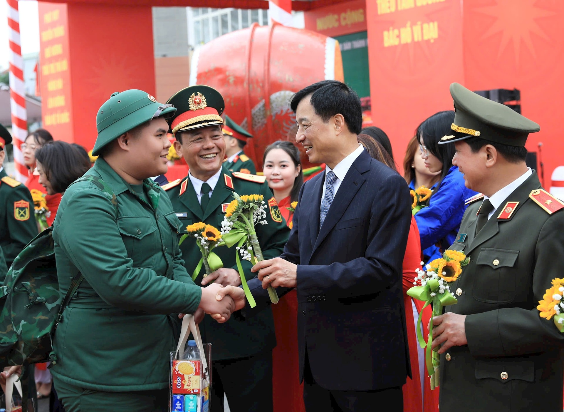 Bí thư Thành ủy Nguyễn Duy Ngọc dự lễ giao nhận quân tại điểm số 4 Ban Chỉ huy phòng thủ khu vực 3 - Hồng Hà- Ảnh 2.