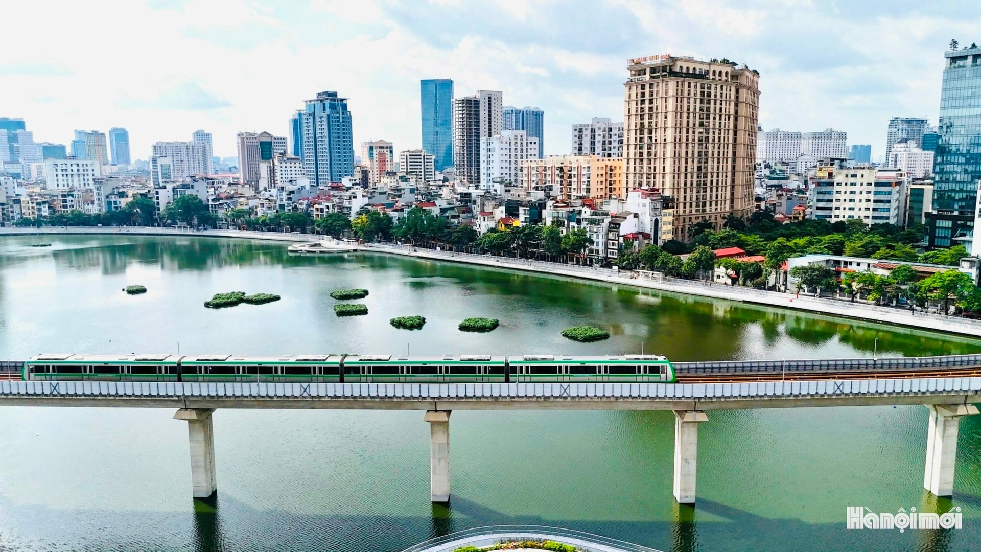 Hồ Đống Đa khoác "áo mới" chào mừng bầu cử- Ảnh 1.