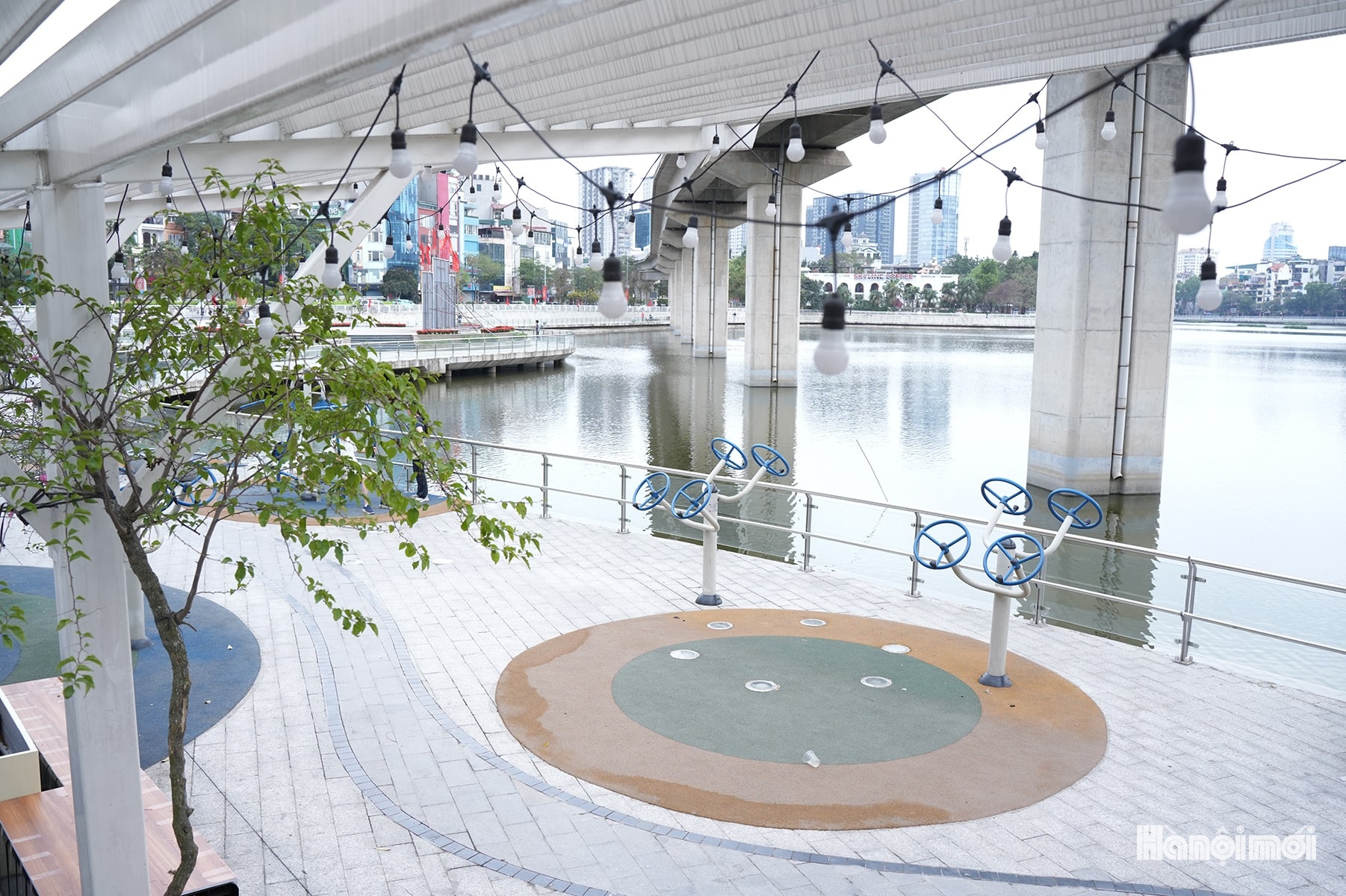 Hồ Đống Đa khoác "áo mới" chào mừng bầu cử- Ảnh 12.