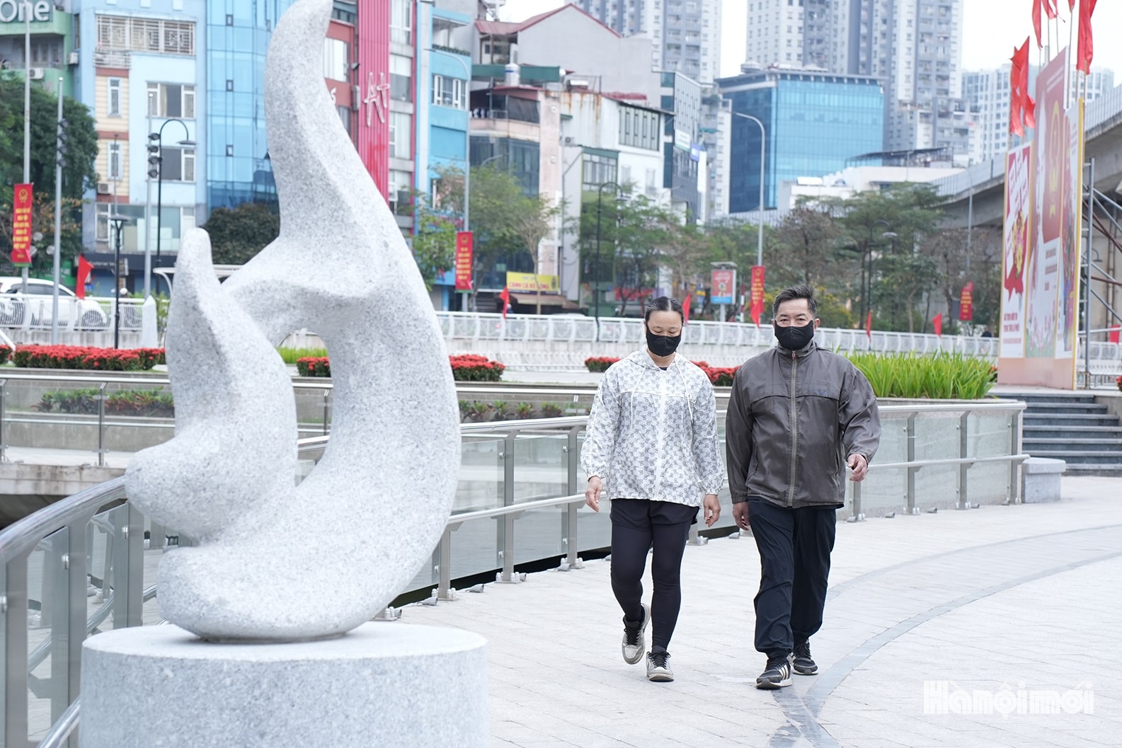 Hồ Đống Đa khoác "áo mới" chào mừng bầu cử- Ảnh 6.