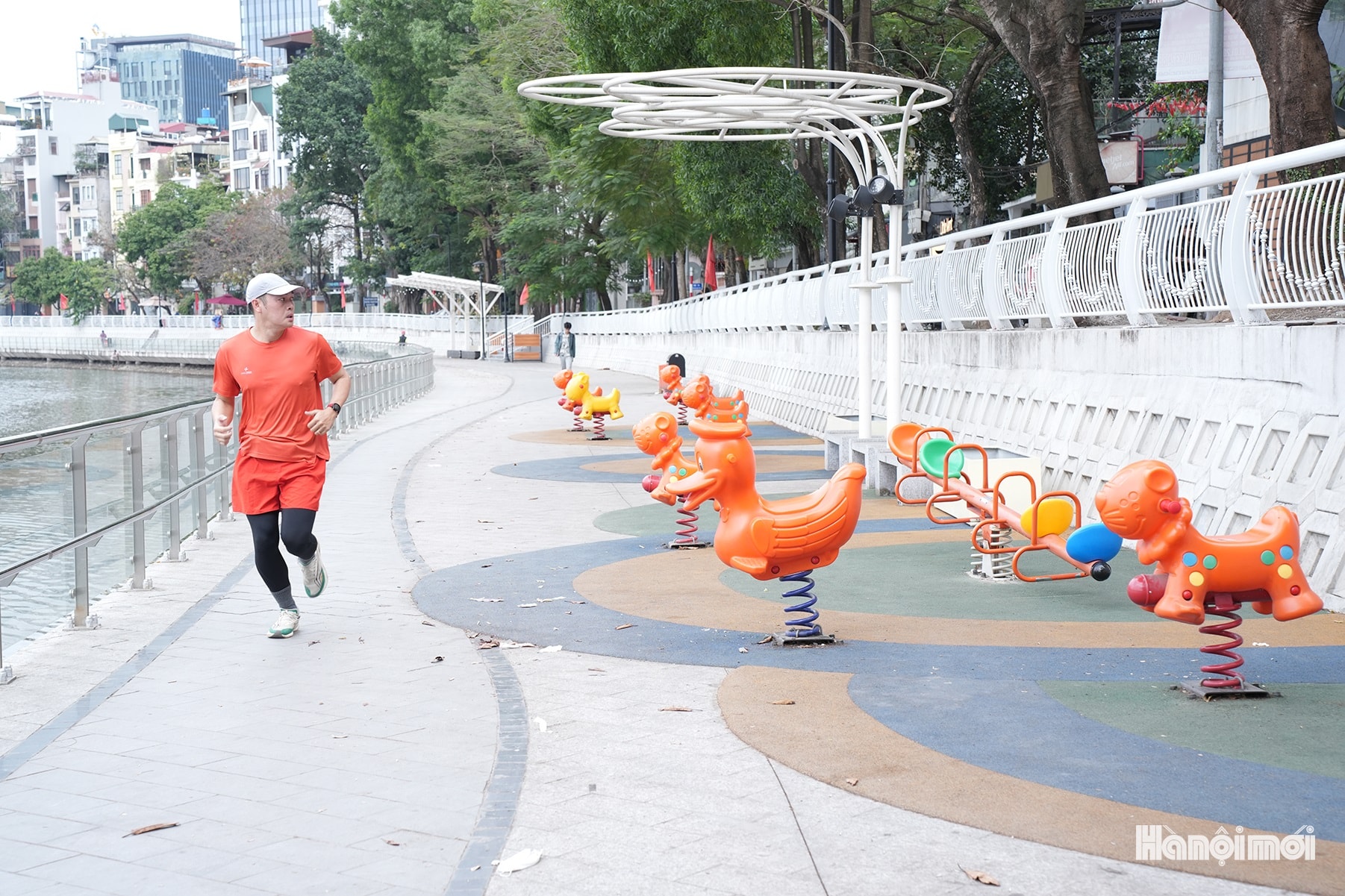 Hồ Đống Đa khoác "áo mới" chào mừng bầu cử- Ảnh 14.