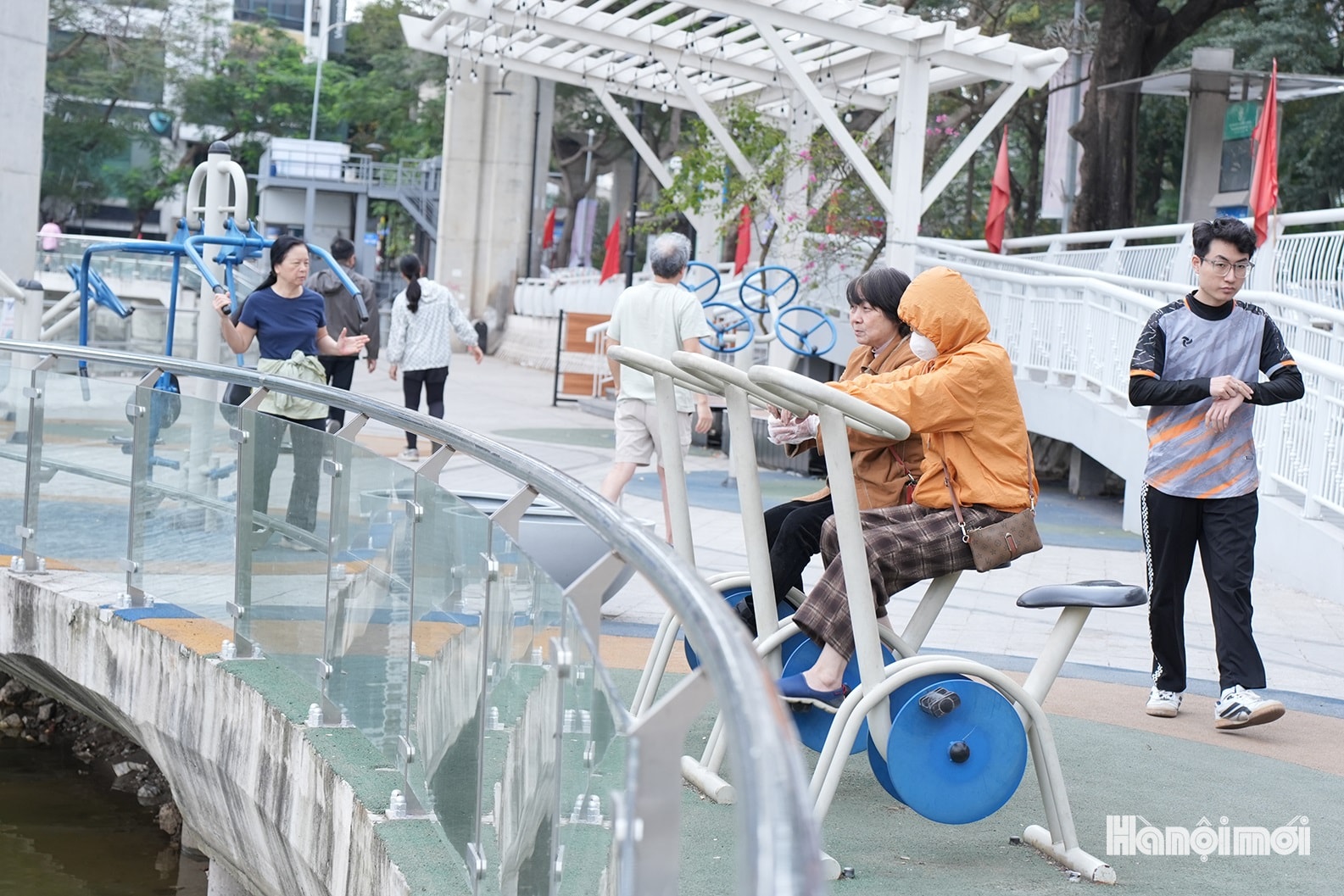 Hồ Đống Đa khoác "áo mới" chào mừng bầu cử- Ảnh 7.