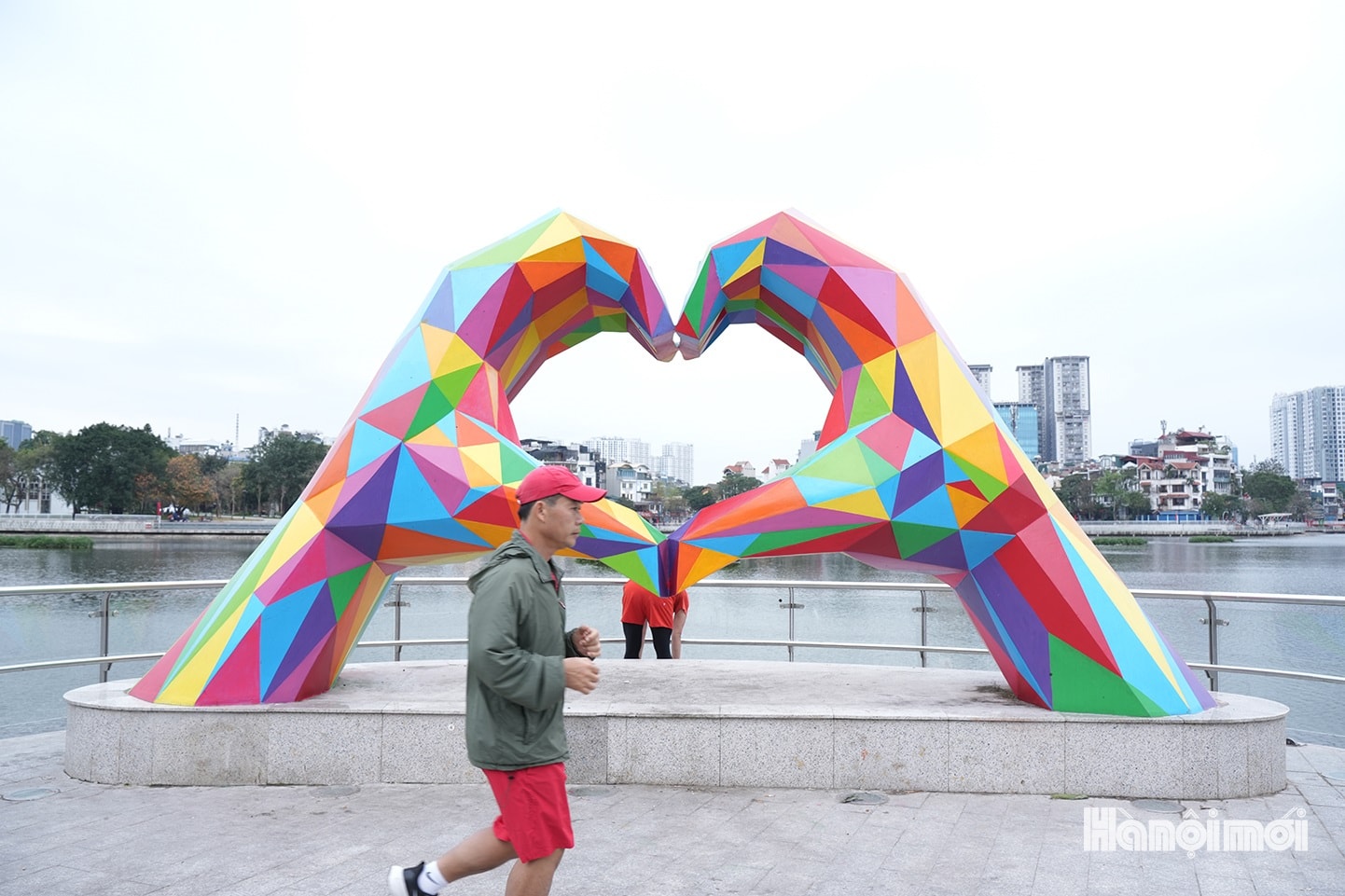 Hồ Đống Đa khoác "áo mới" chào mừng bầu cử- Ảnh 5.