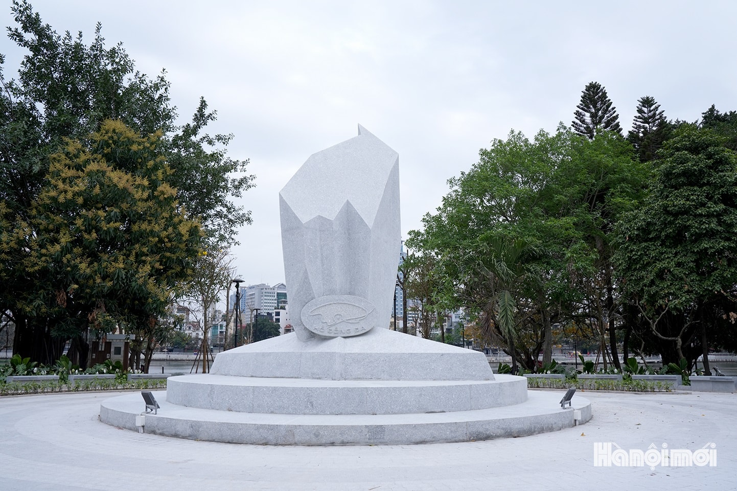 Hồ Đống Đa khoác "áo mới" chào mừng bầu cử- Ảnh 2.