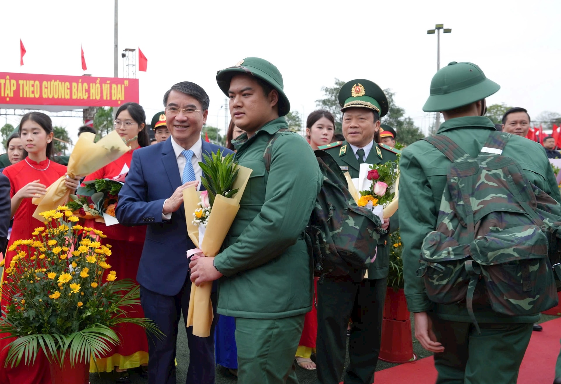 Trần Phú: 39 tân binh phấn khởi lên đường nhập ngũ vào Quân đội nhân dân, Công an nhân dân - Ảnh 6.